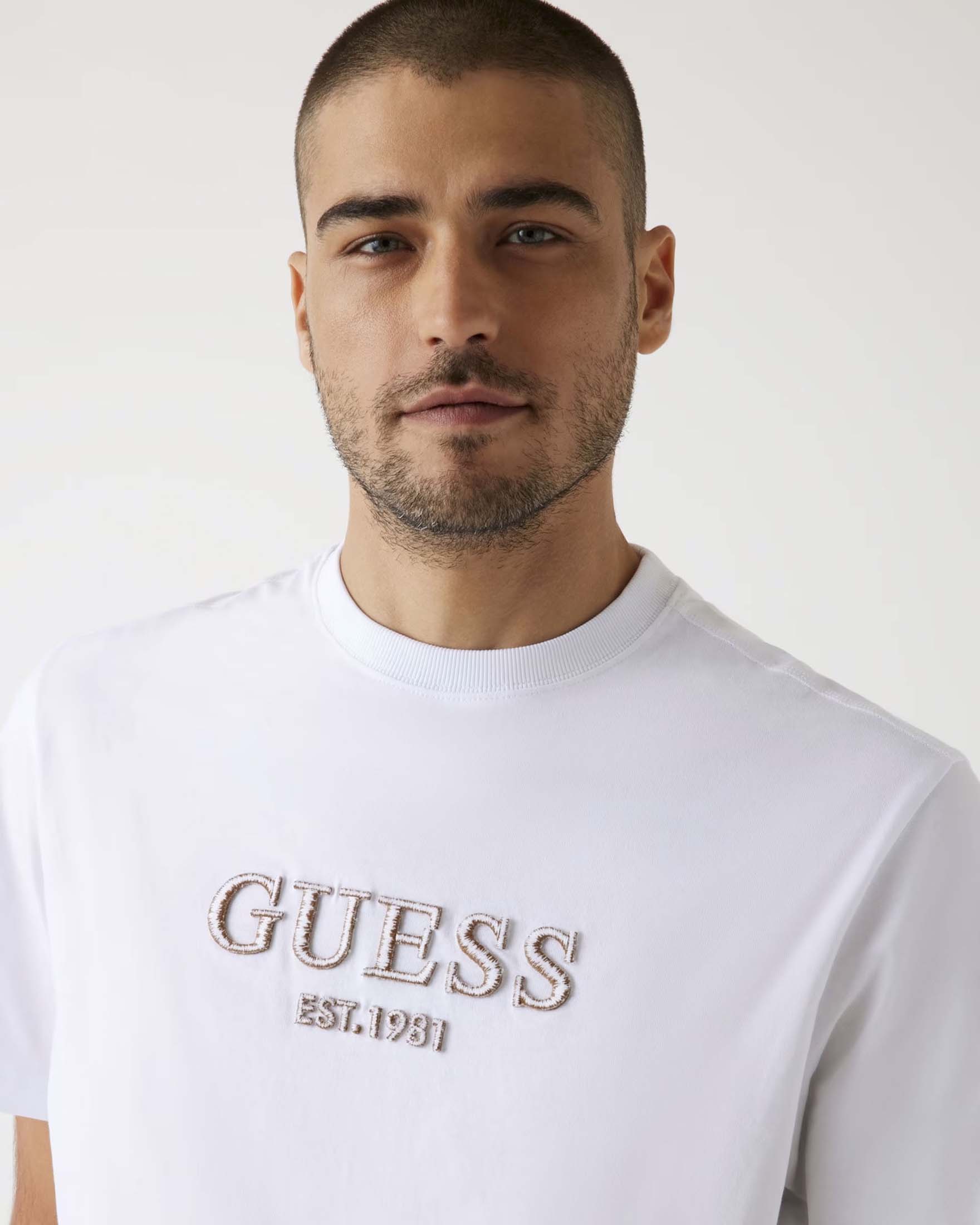 T-shirt Guess bianca in cotone con logo ricamato a rilievo sul davanti
