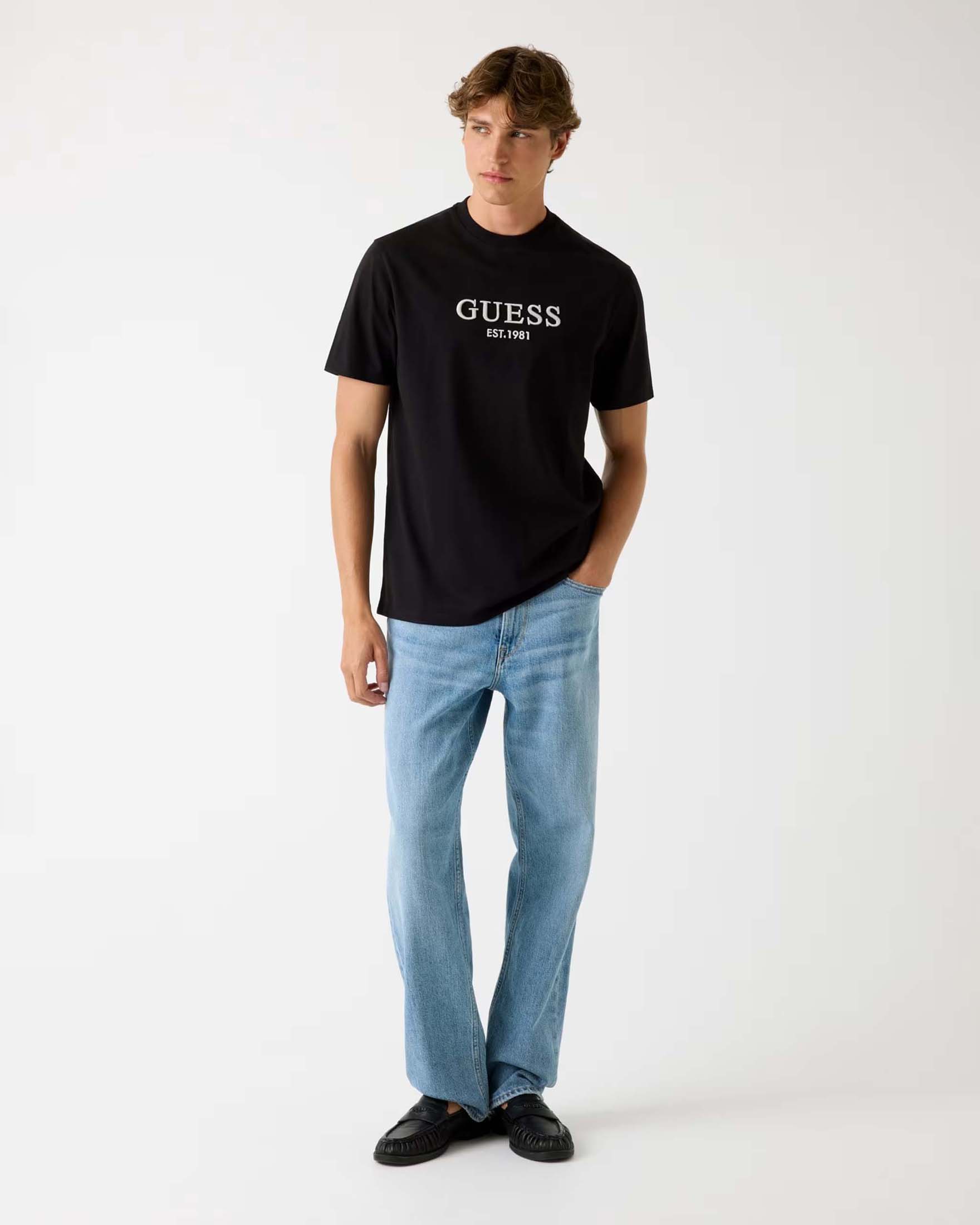 T-shirt Guess nera in cotone con logo ricamato sul davanti