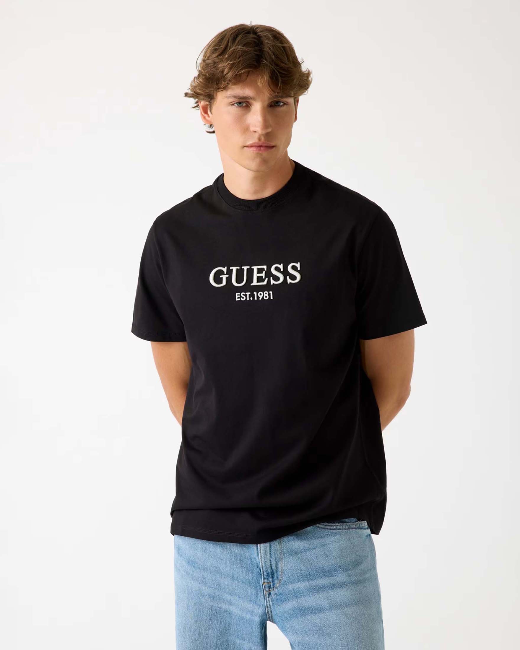 T-shirt Guess nera in cotone con logo ricamato sul davanti image