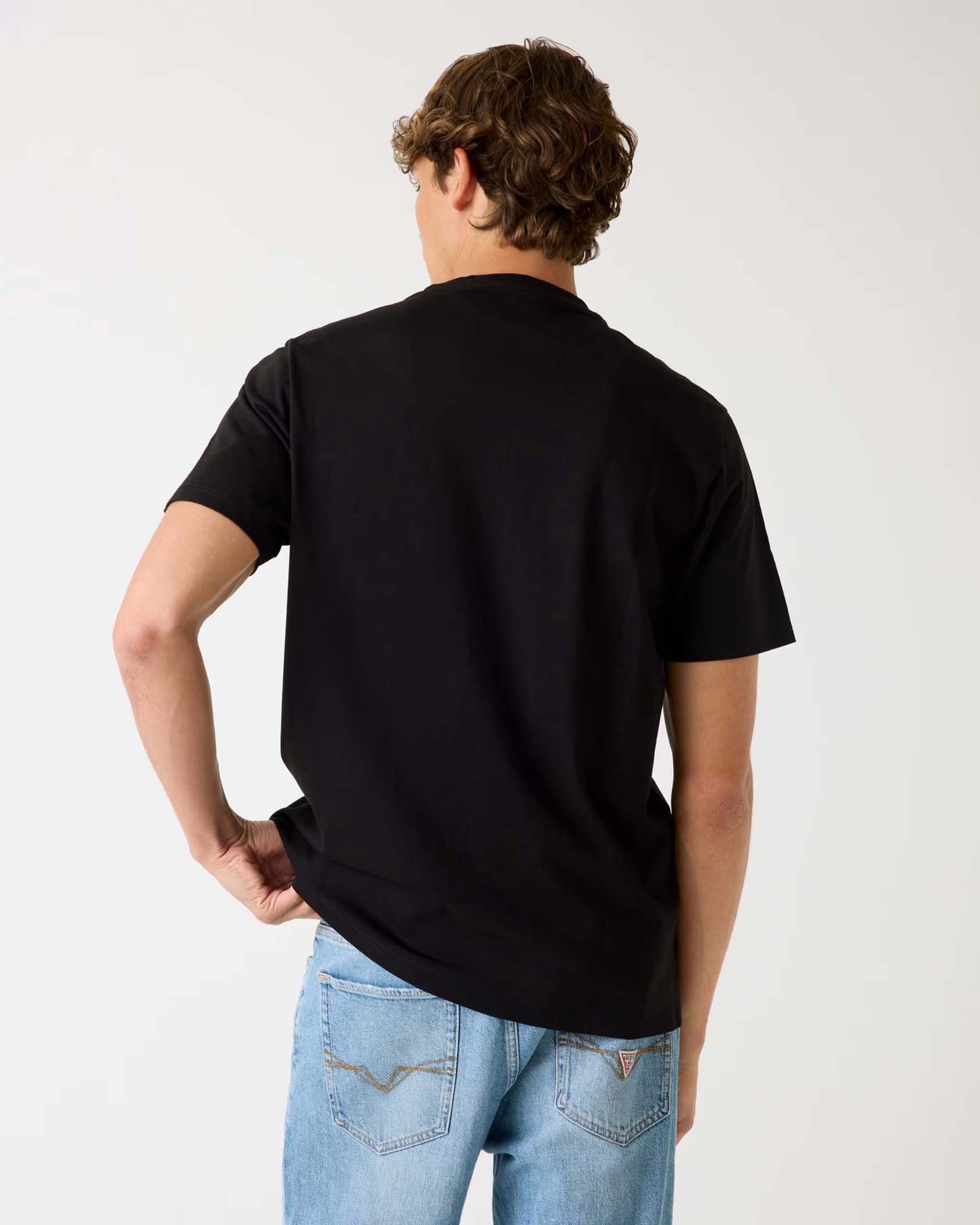 T-shirt Guess nera in cotone con logo ricamato sul davanti