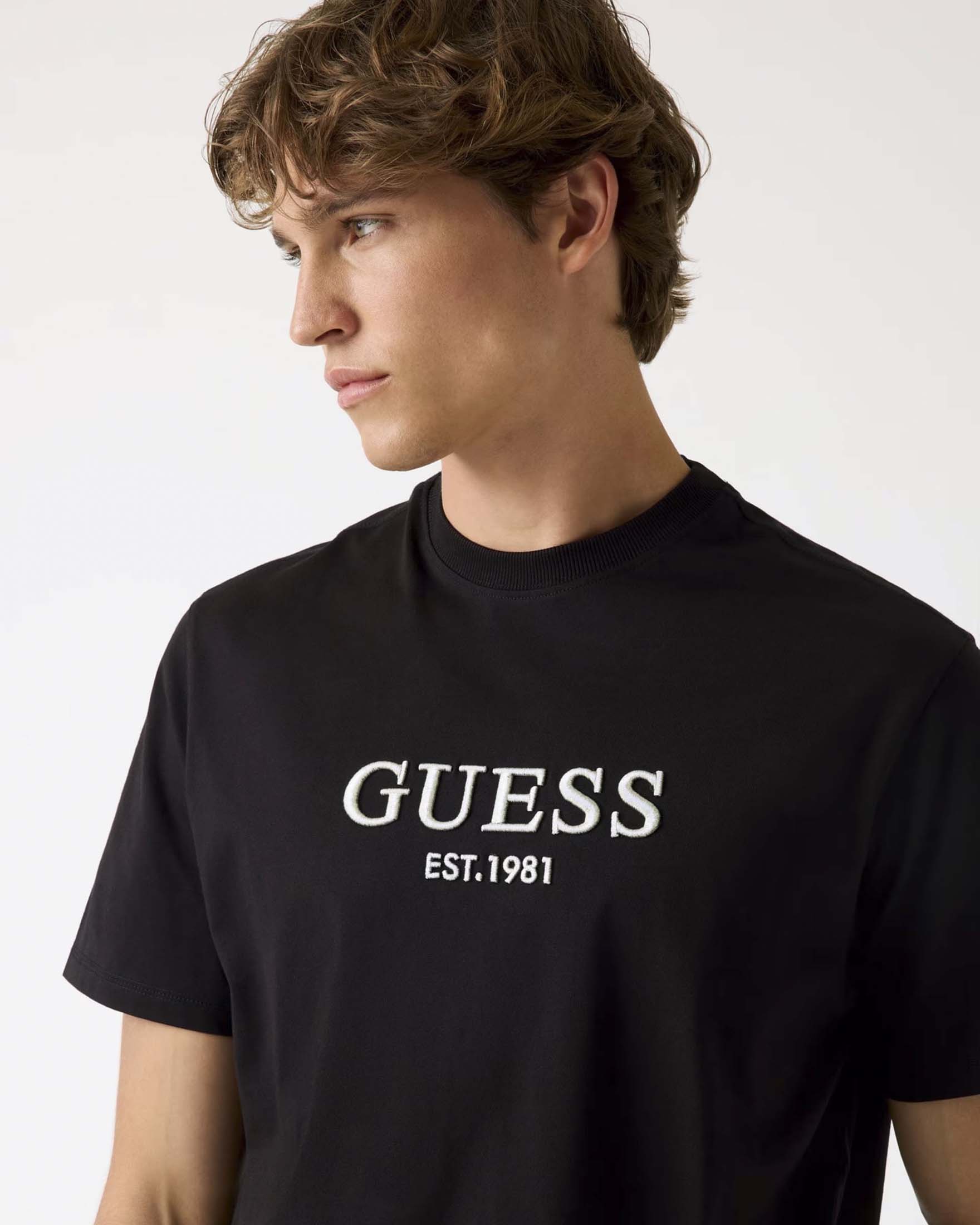 T-shirt Guess nera in cotone con logo ricamato sul davanti