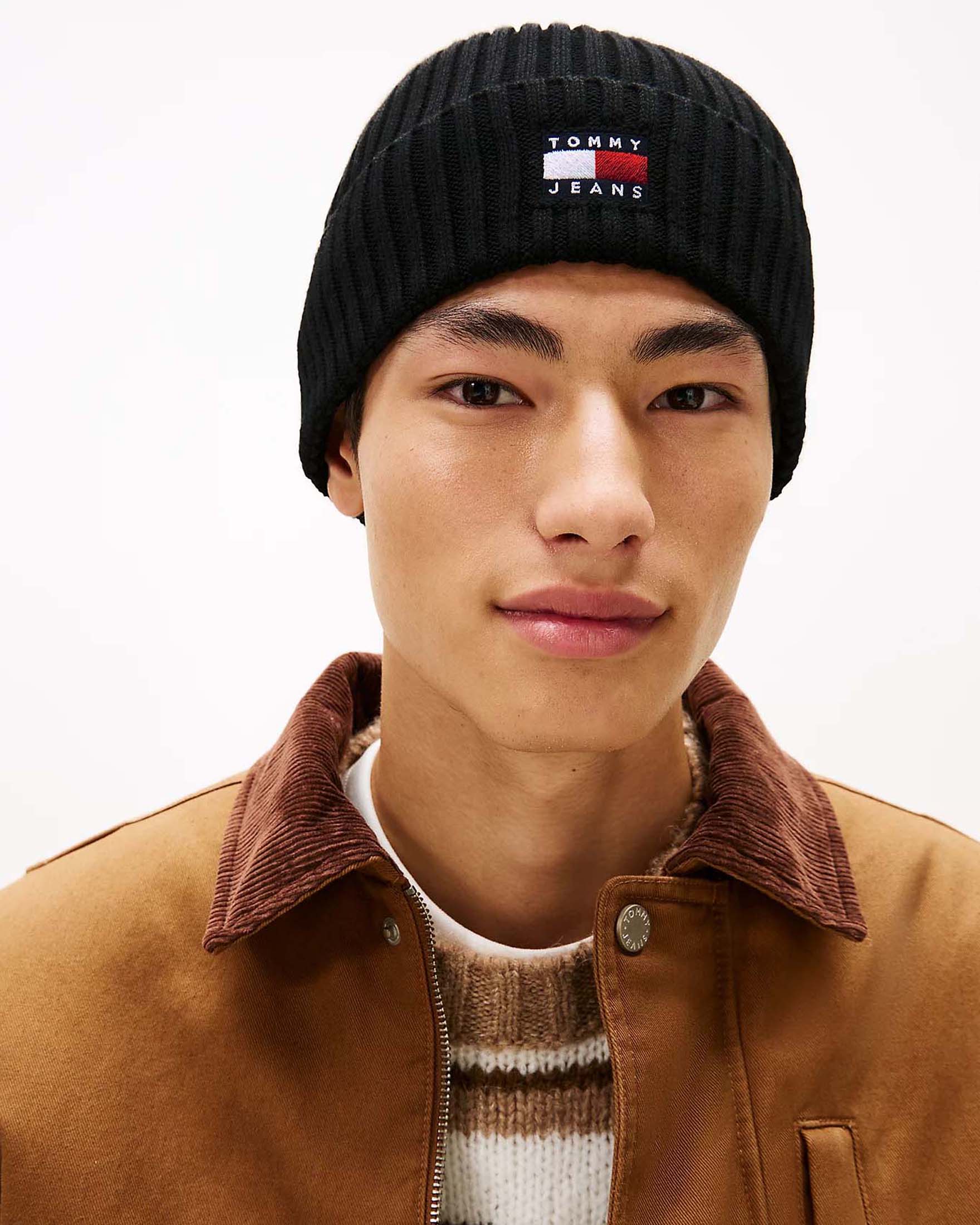 Berretto Tommy Jeans nero in cotone a coste con logo flag ricamato sul risvolto image