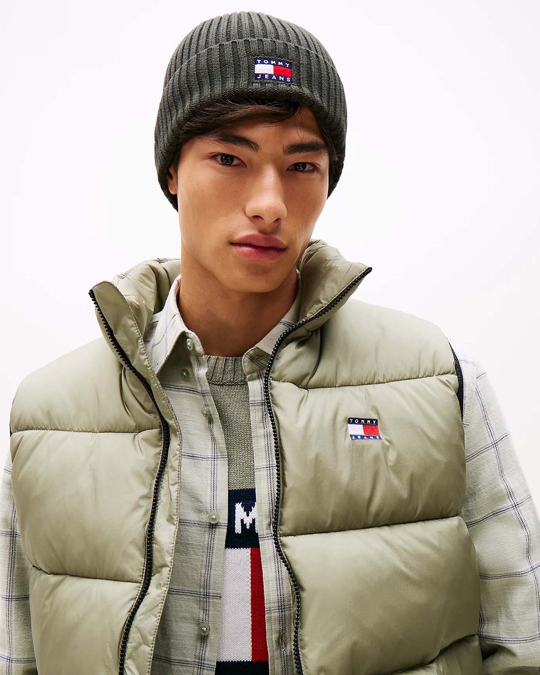 Berretto Tommy Jeans verde militare in cotone a coste con logo flag ricamato sul risvolto image