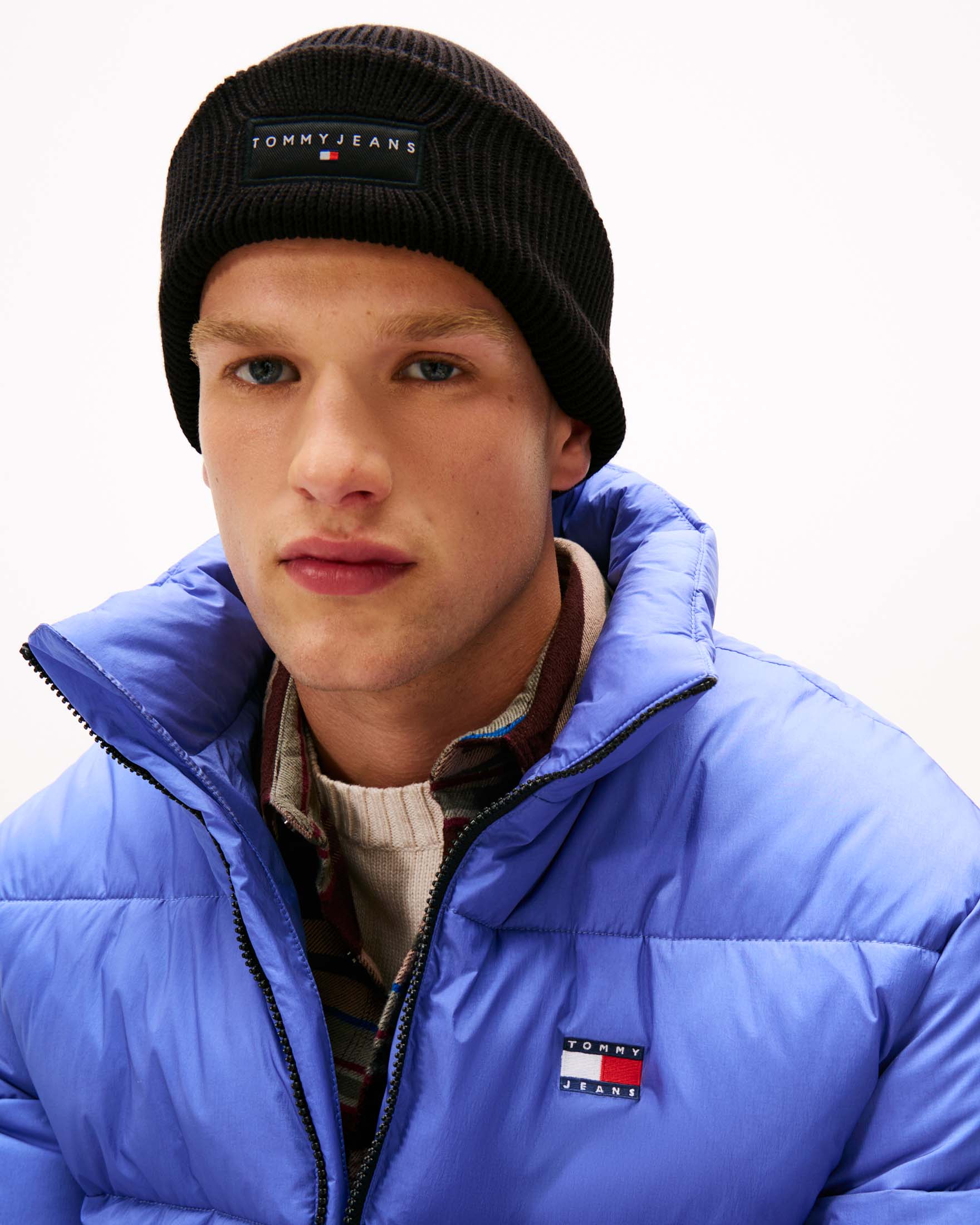 Berretto Tommy Jeans nero in cotone a costine con patch logo applicata sul risvolto image