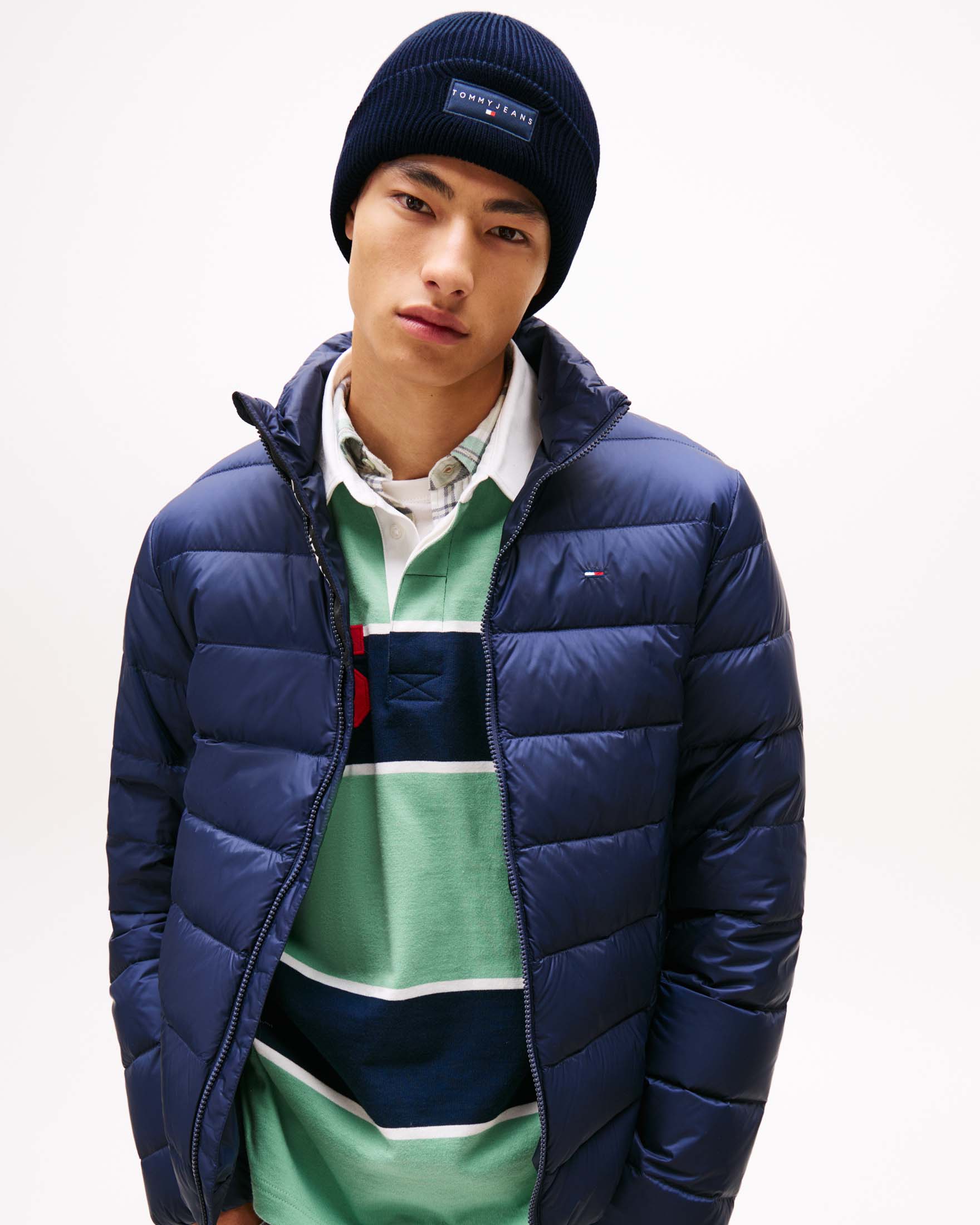 Berretto Tommy Jeans blu in cotone a costine con patch logo applicata sul risvolto image