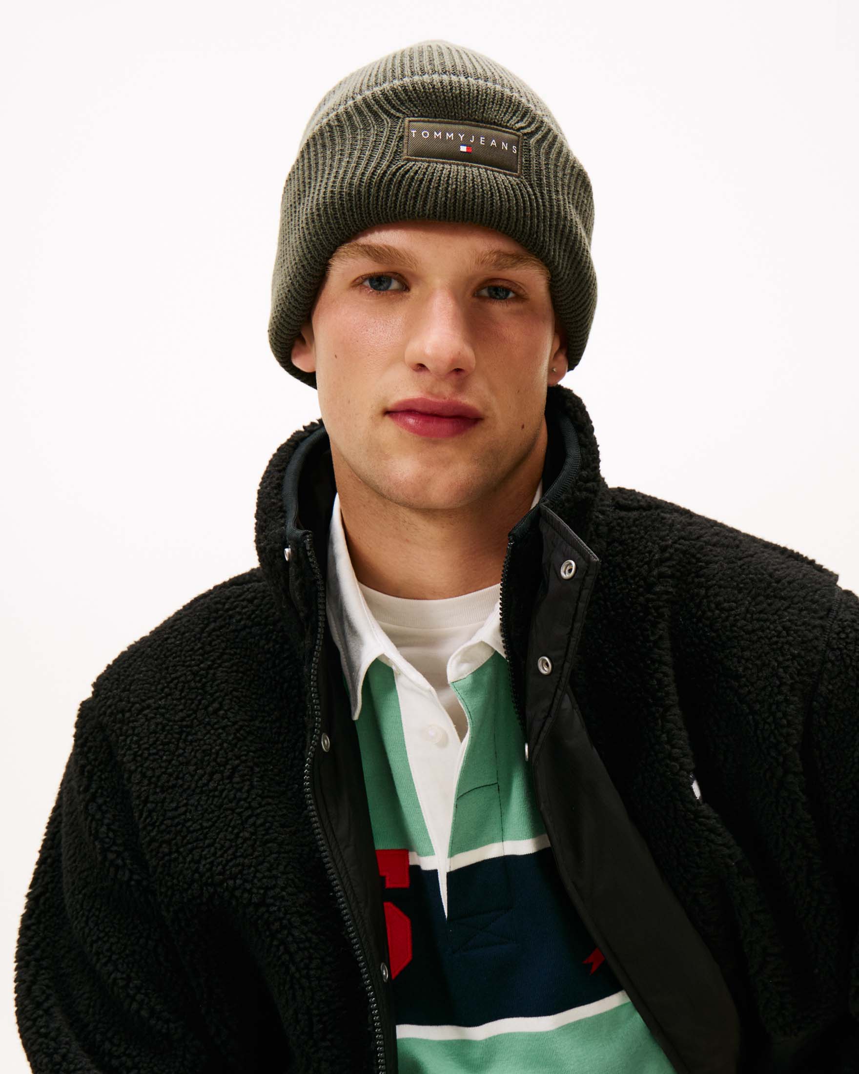 Berretto Tommy Jeans verde militare in cotone a costine con patch logo applicata sul risvolto image