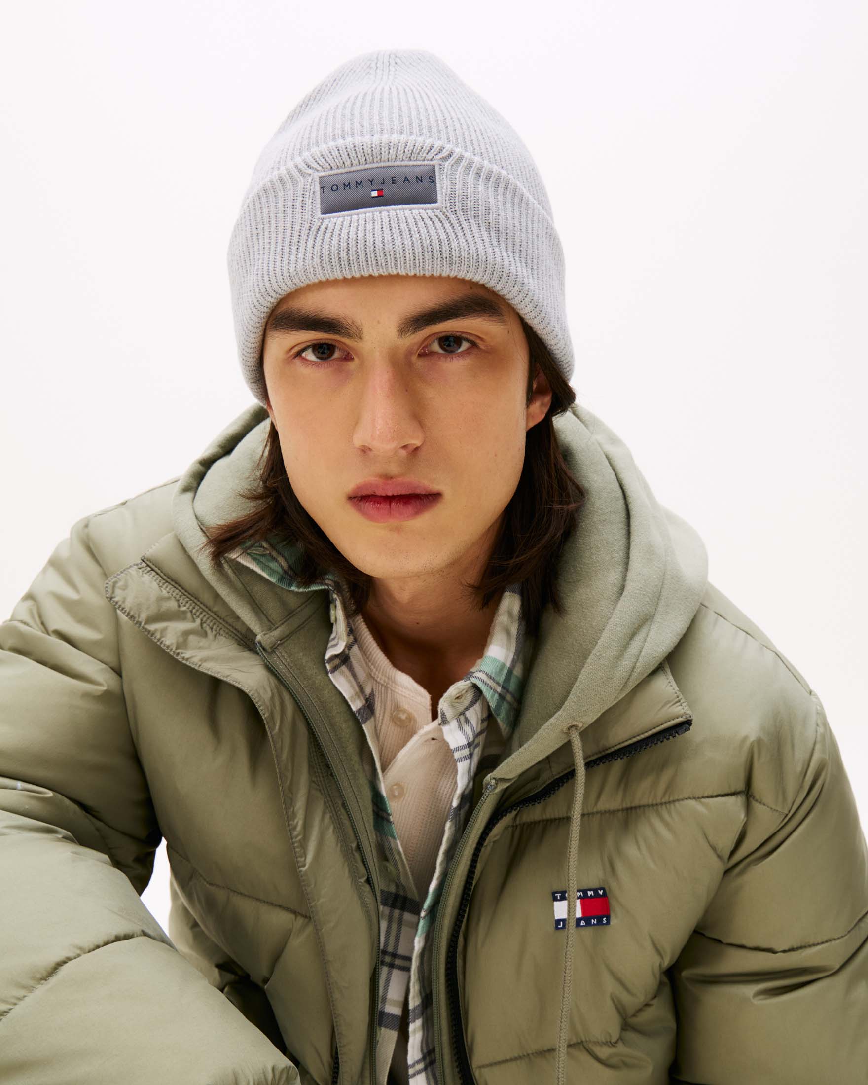 Berretto Tommy Jeans grigio in cotone a costine con patch logo applicata sul risvolto image