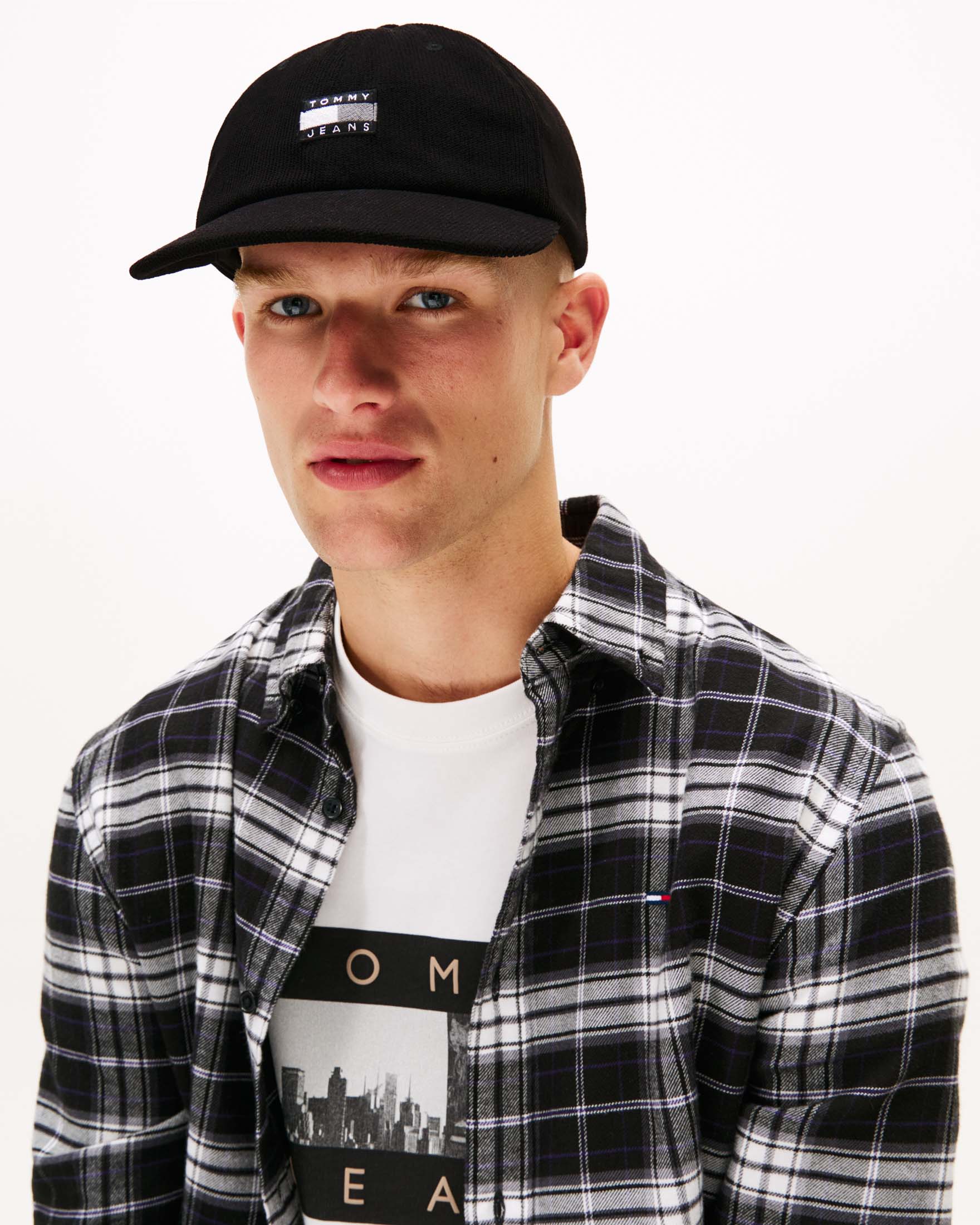 Cappellino Tommy Jeans nero in tessuto a coste con logo applicato image