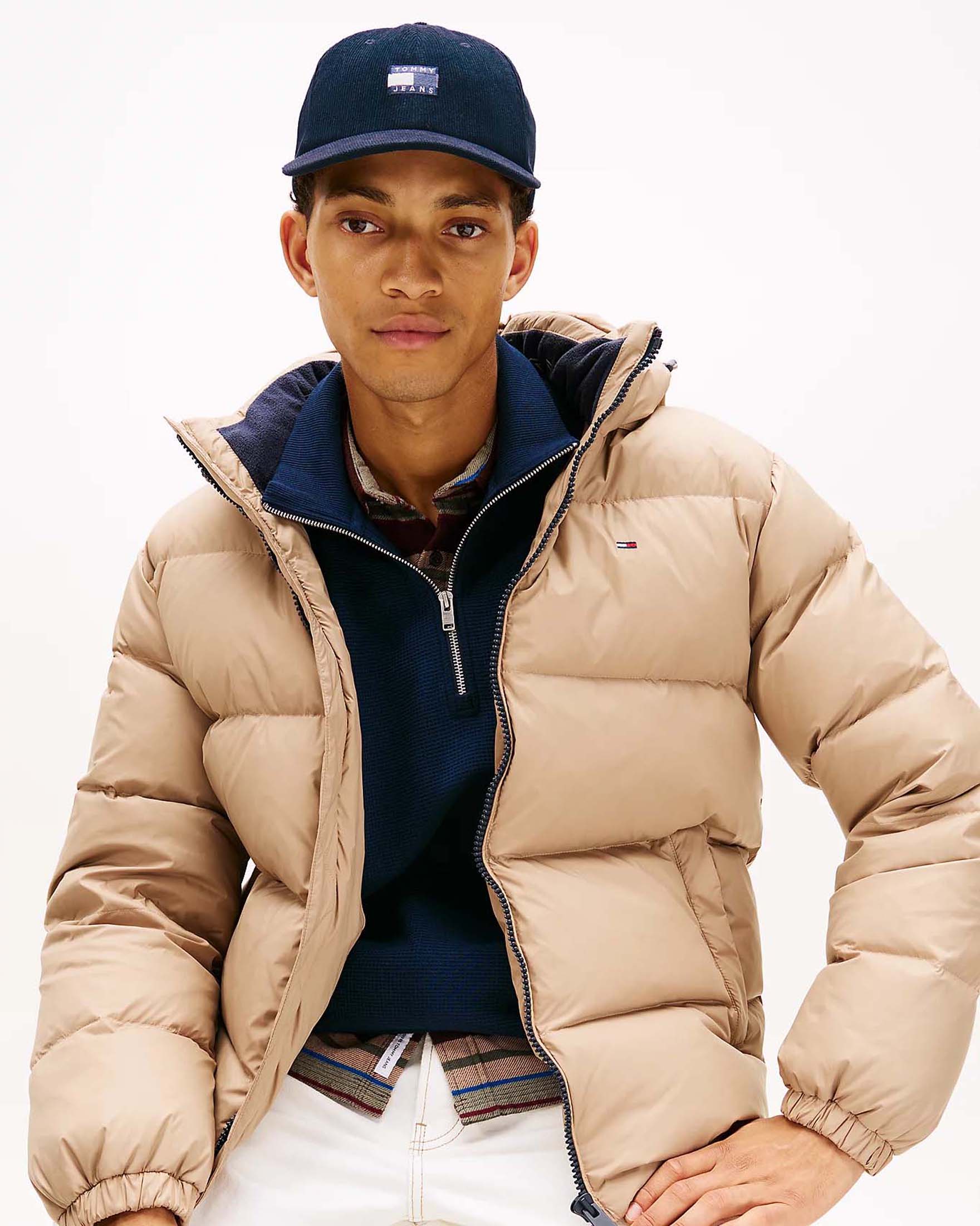 Cappellino Tommy Jeans blu in tessuto a coste con logo applicato image