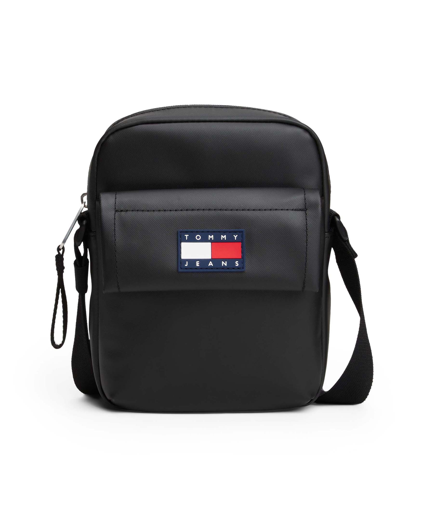 Borsa reporter Tommy Jeans nera in similpelle con logo patch applicato sul davanti