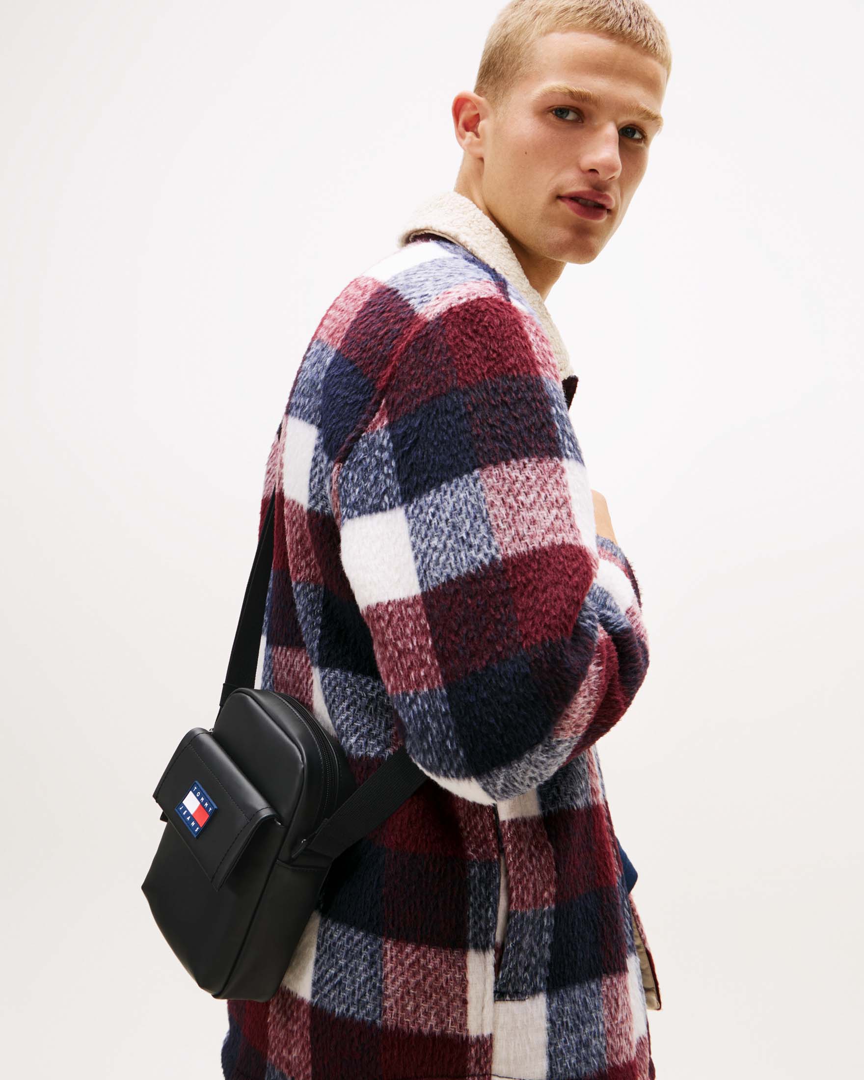 Borsa reporter Tommy Jeans nera in similpelle con logo patch applicato sul davanti image