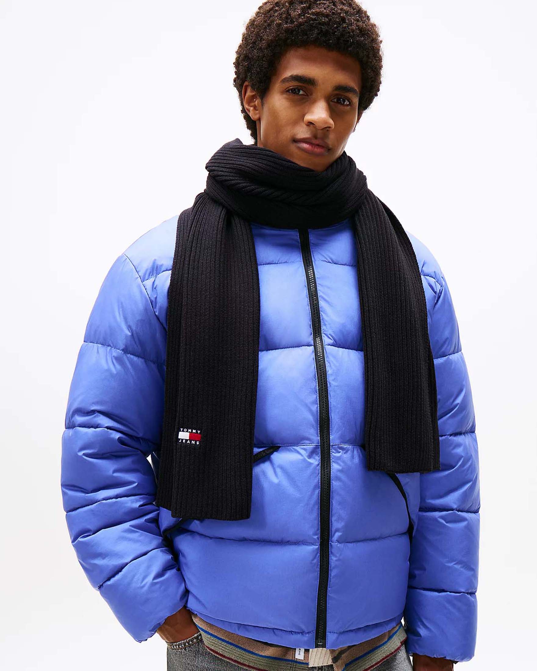 Sciarpa Tommy Jeans nera in cotone biologico con logo ricamato e lavorazione a coste image