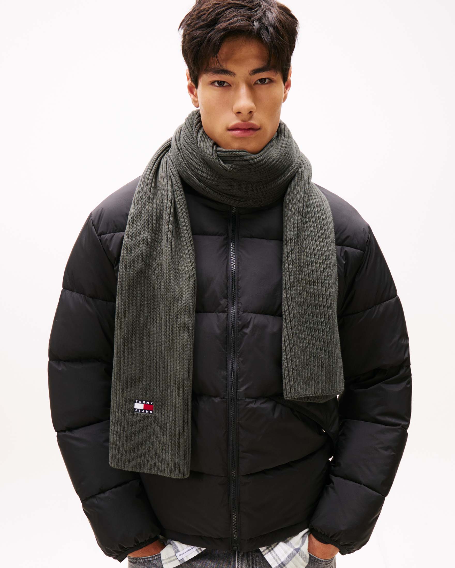 Sciarpa Tommy Jeans verde militare in cotone biologico con logo ricamato e lavorazione a coste image