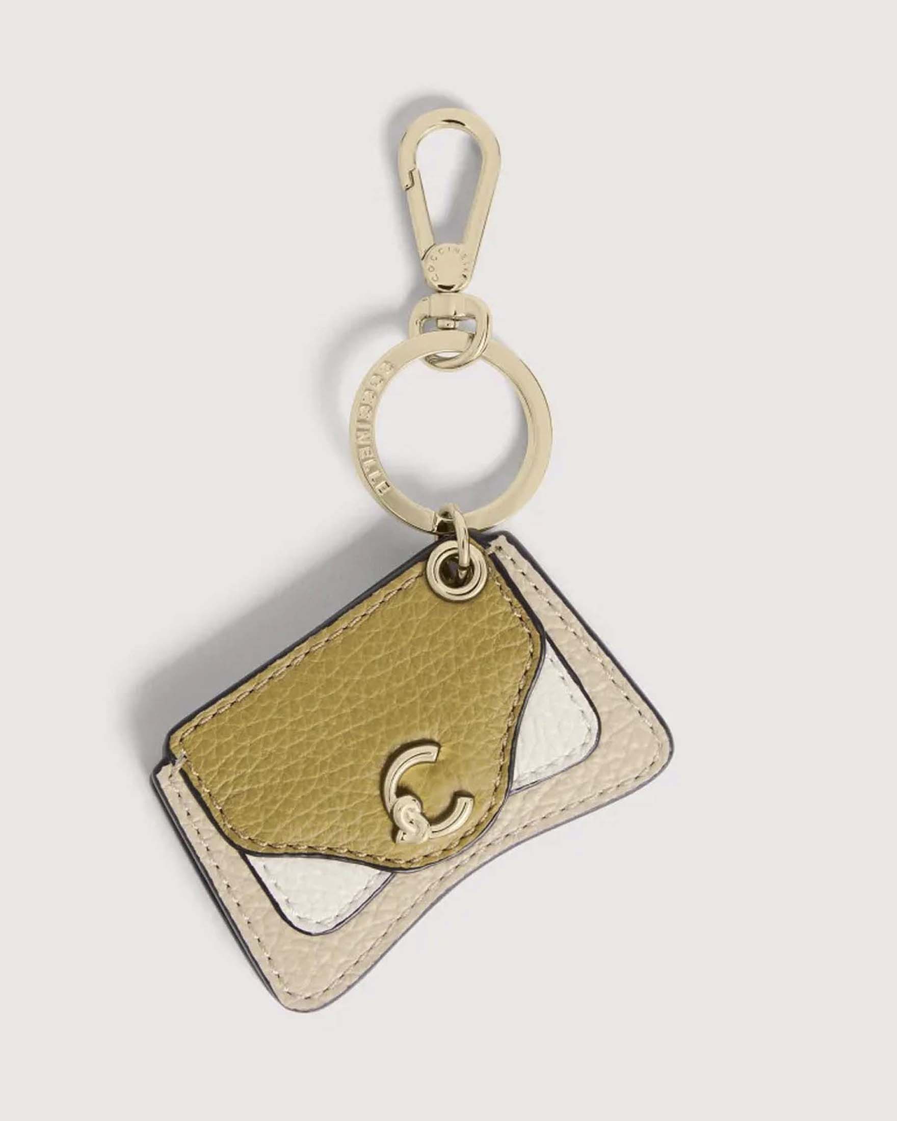 Portachiavi C-ME verde oliva e beige in pelle martellata a forma di borsa