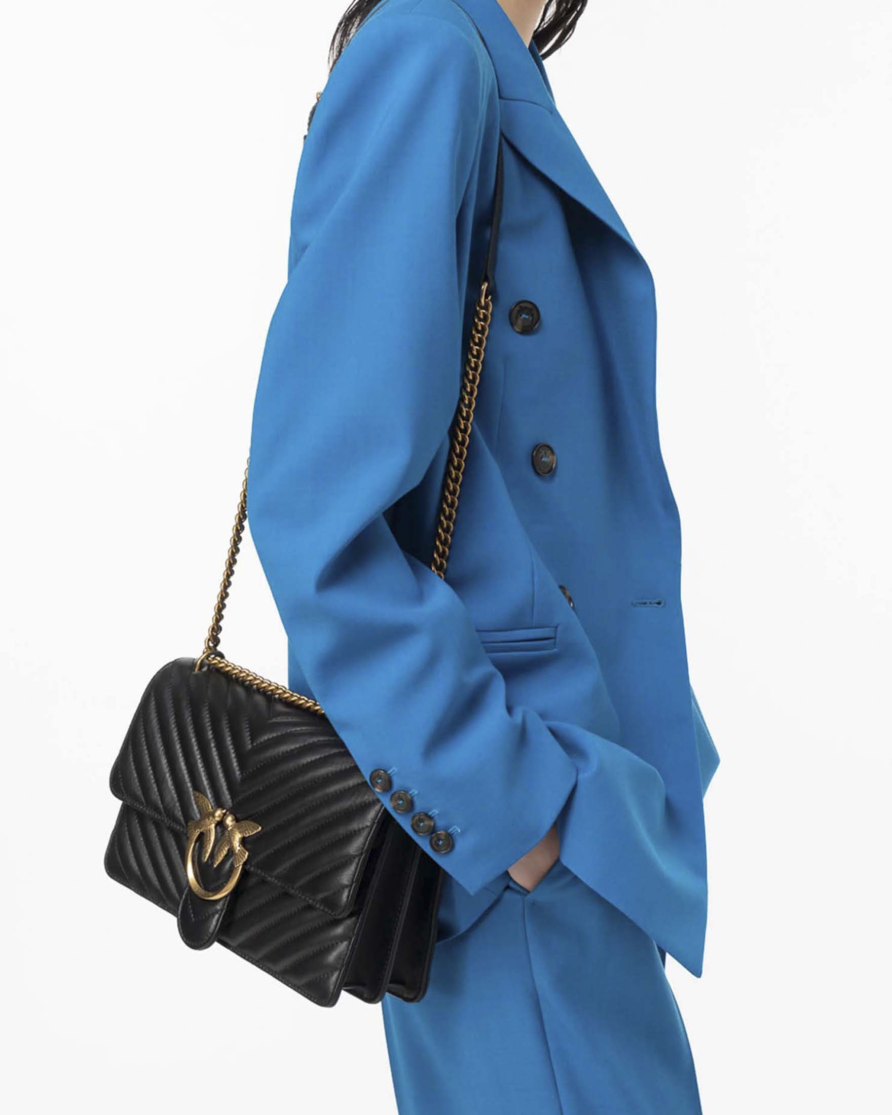 Borsa Love Bag One Chevron Pinko in pelle nera con fibbia Love Birds dorata e tracolla a catena image