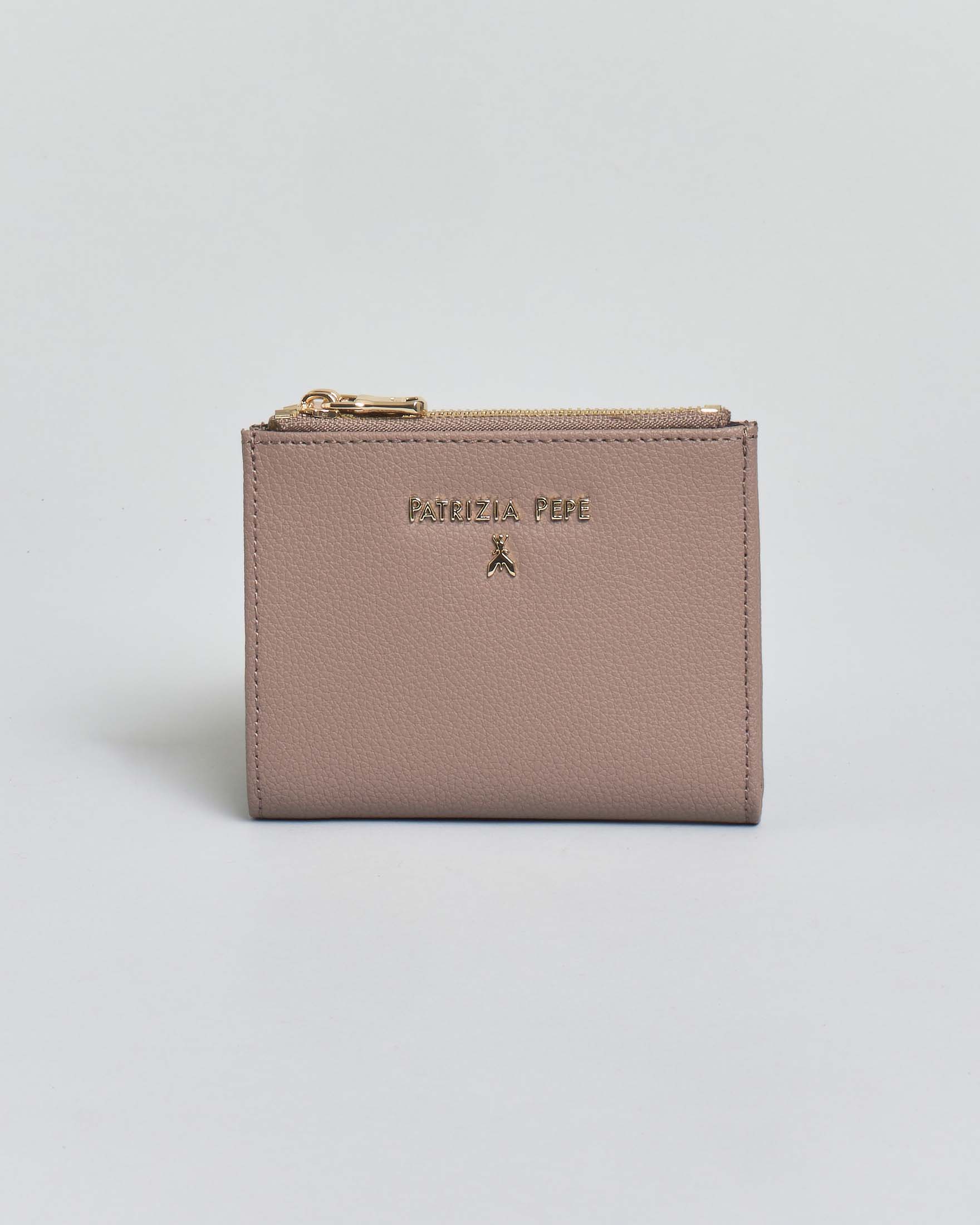 Portafoglio color taupe Patrizia Pepe in pelle martellata con chiusura a cerniera e apertura a libro