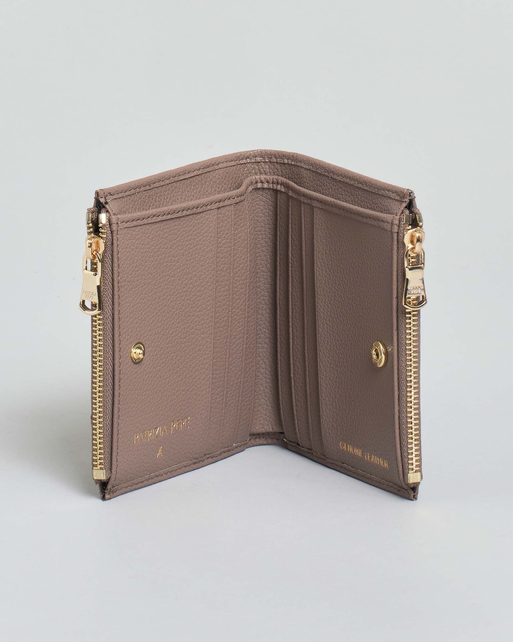 Portafoglio color taupe Patrizia Pepe in pelle martellata con chiusura a cerniera e apertura a libro image