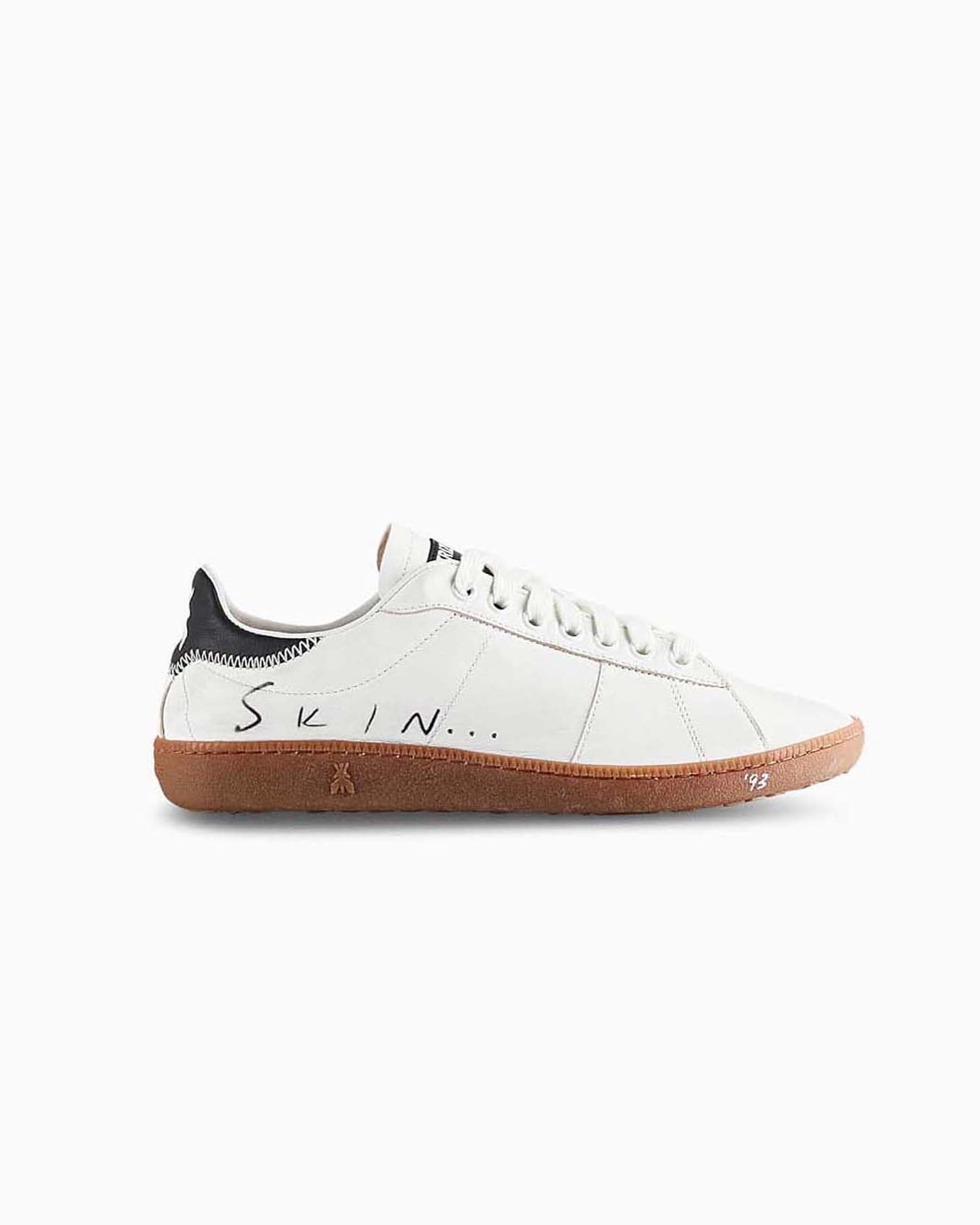 Sneakers bianche in pelle con tallone nero in contrasto e scritte laterali