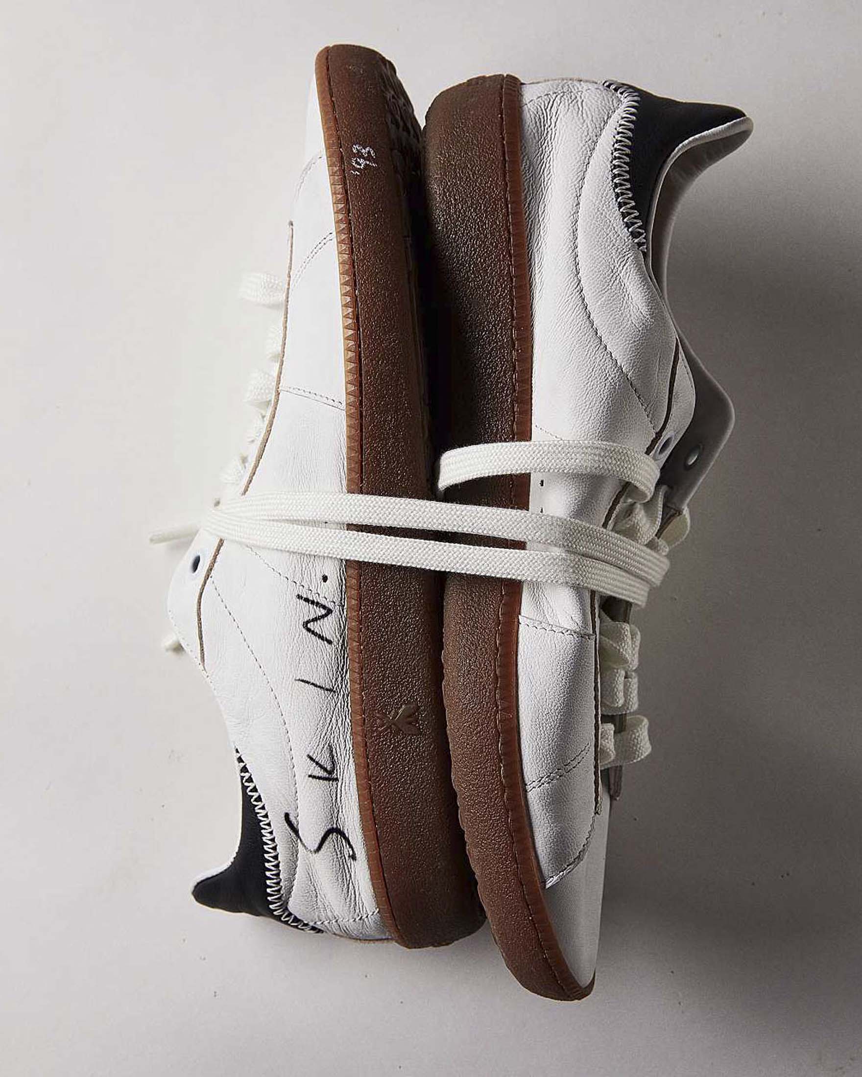 Sneakers bianche in pelle Patrizia Pepe con tallone nero in contrasto e scritte laterali image