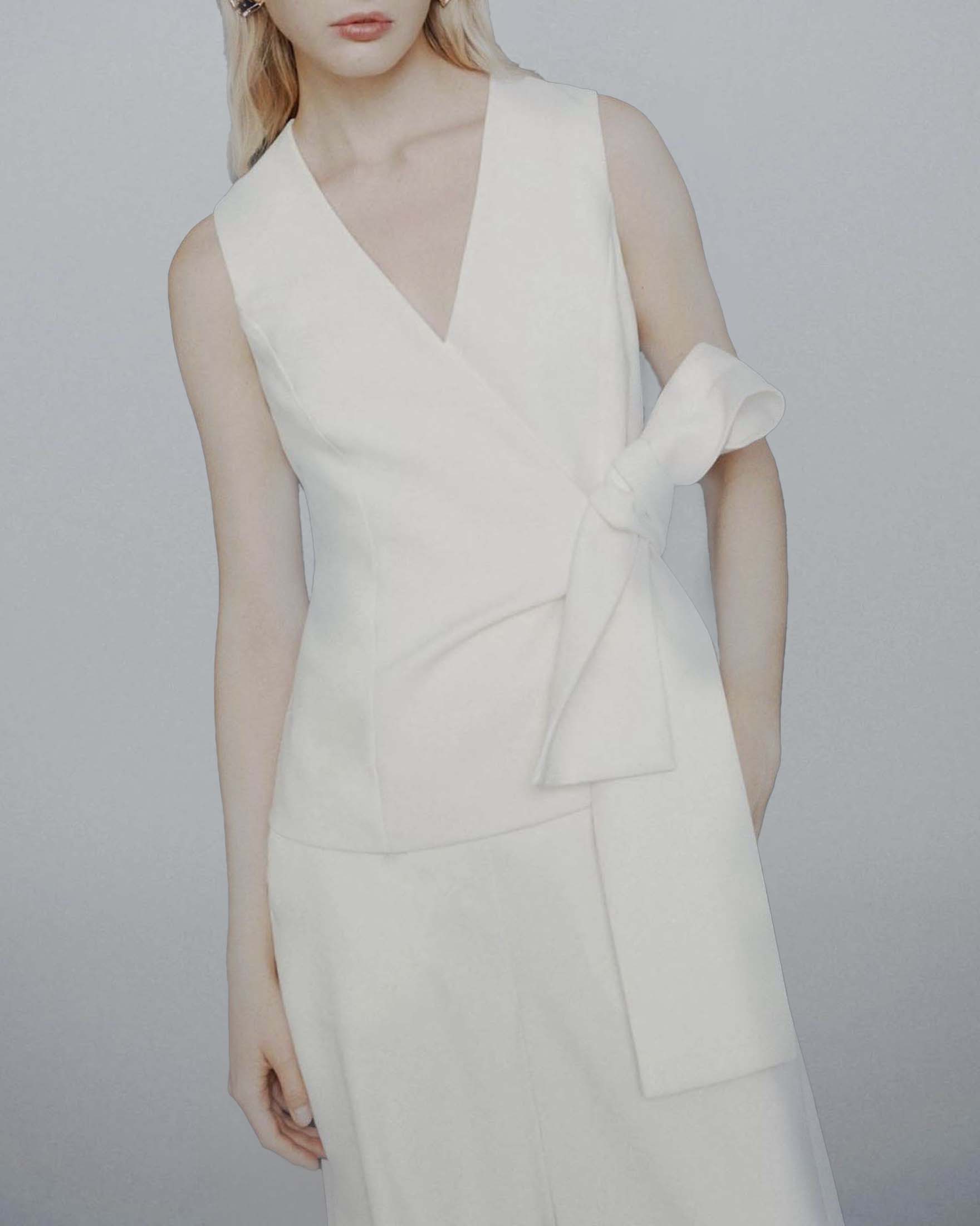 Top scollo a V bianco Marella Art. 365 in crêpe envers satin con fiocco image