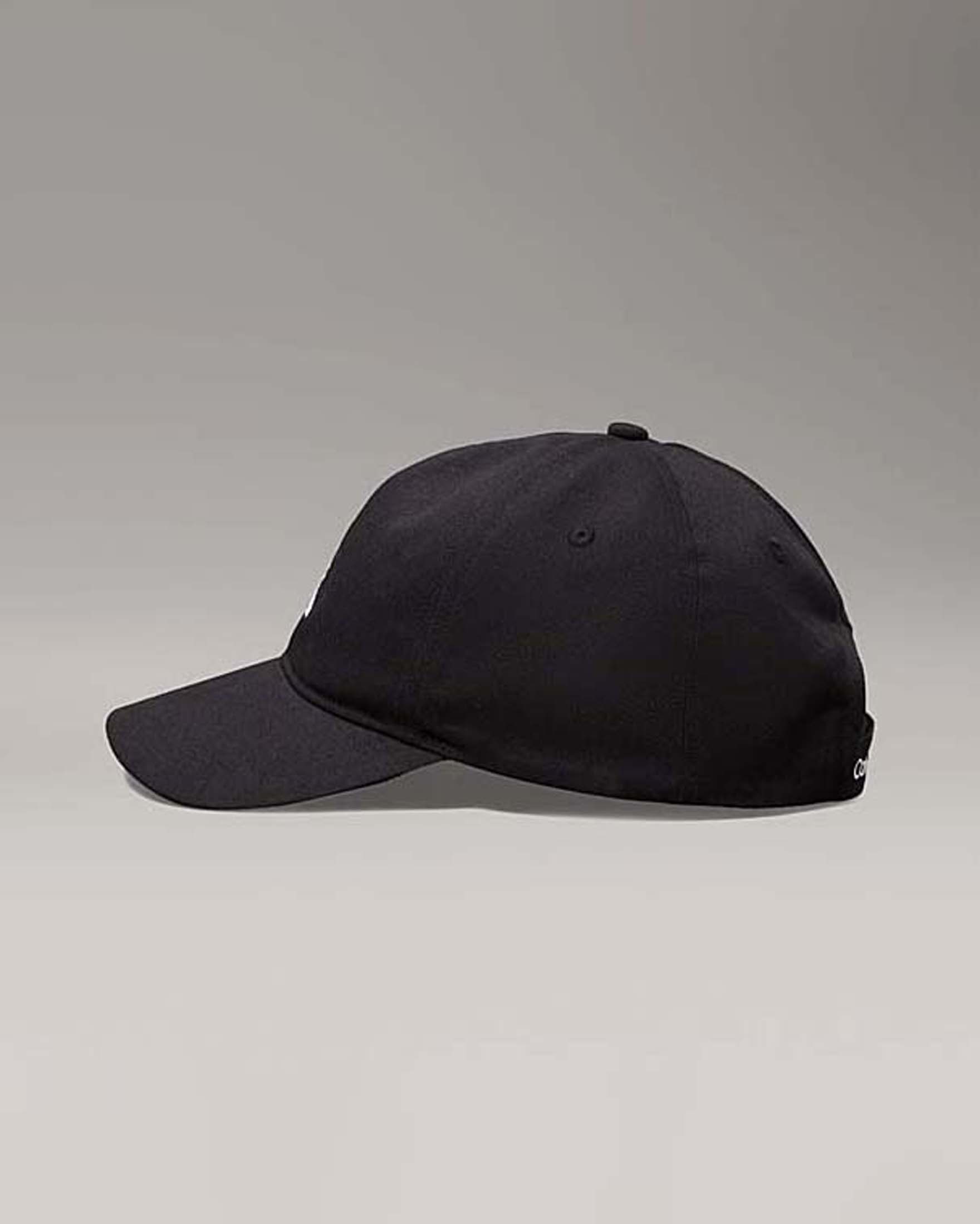 Berretto Calvin Klein nero in cotone con frontino e logo monogramma bianco image