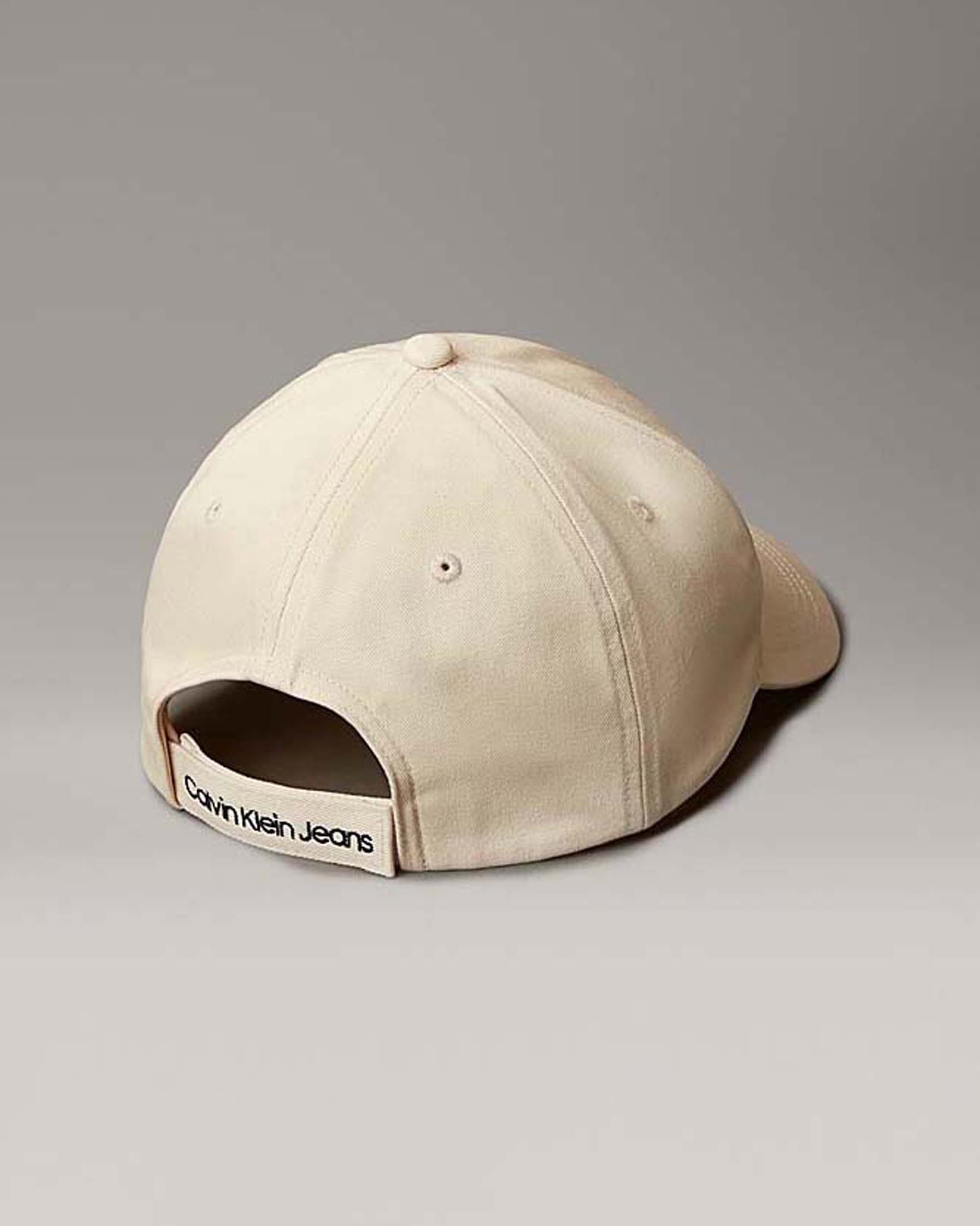 Berretto Calvin Klein color panna in cotone con frontino e logo monogramma nero image