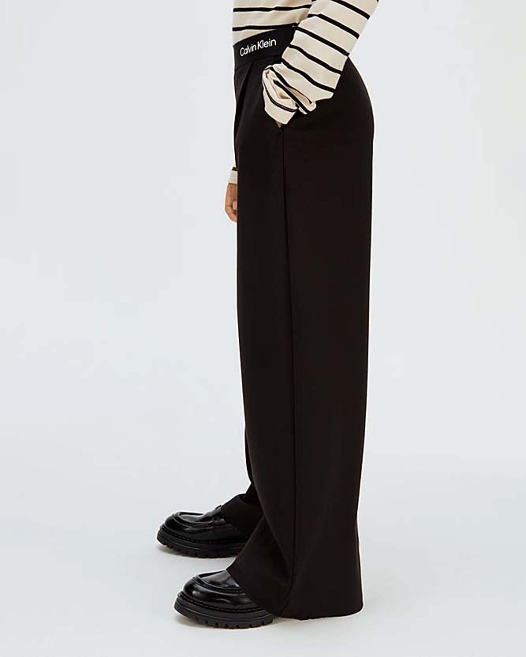 Pantalone Calvin Klein nero a palazzo in misto viscosa con pinces image