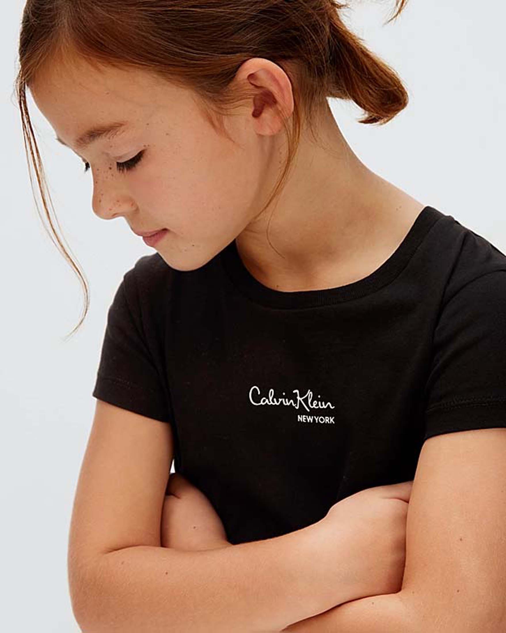 T-shirt Calvin Klein nera con scritta logo sul petto image