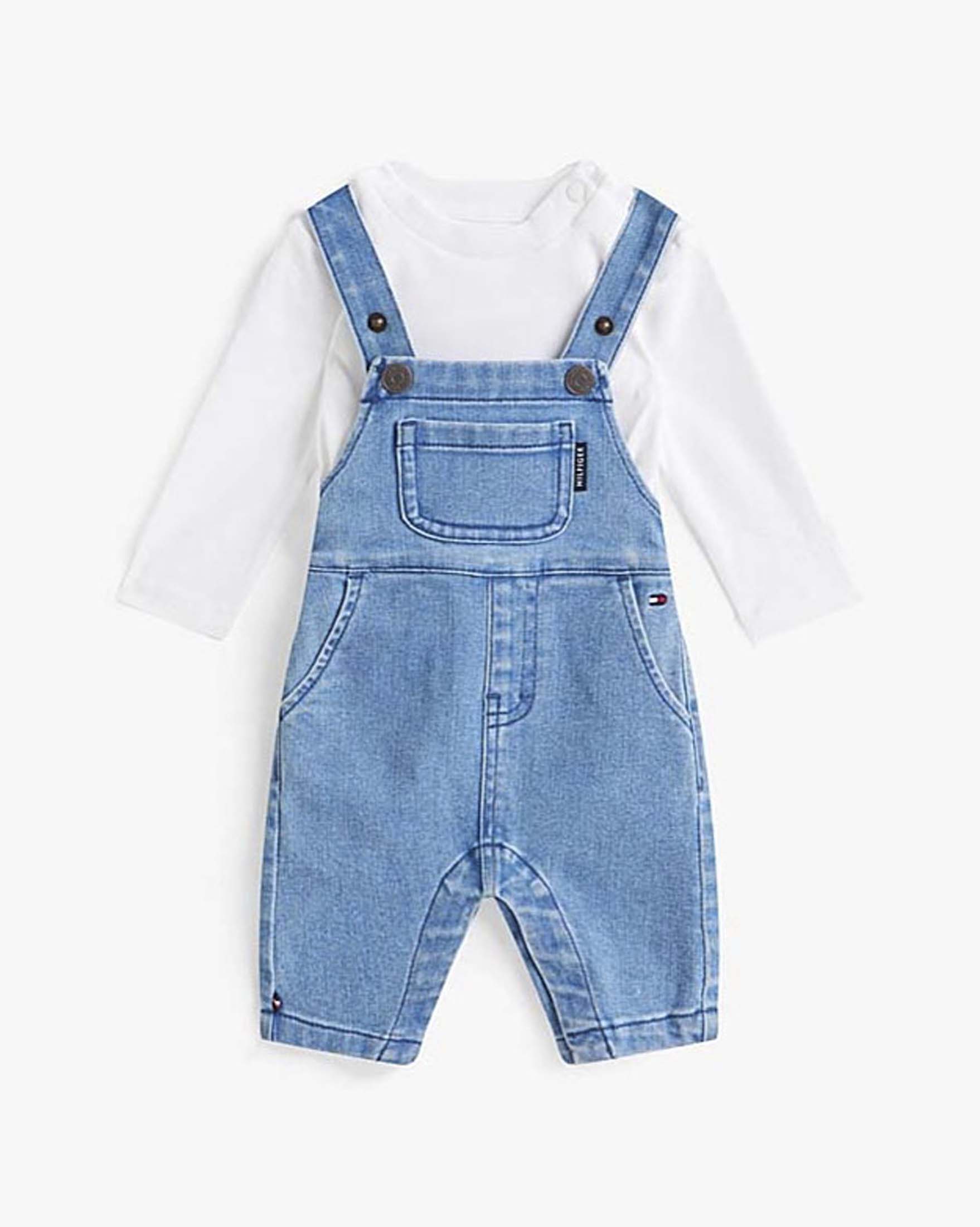 Completo salopette in denim e t-shirt bianca