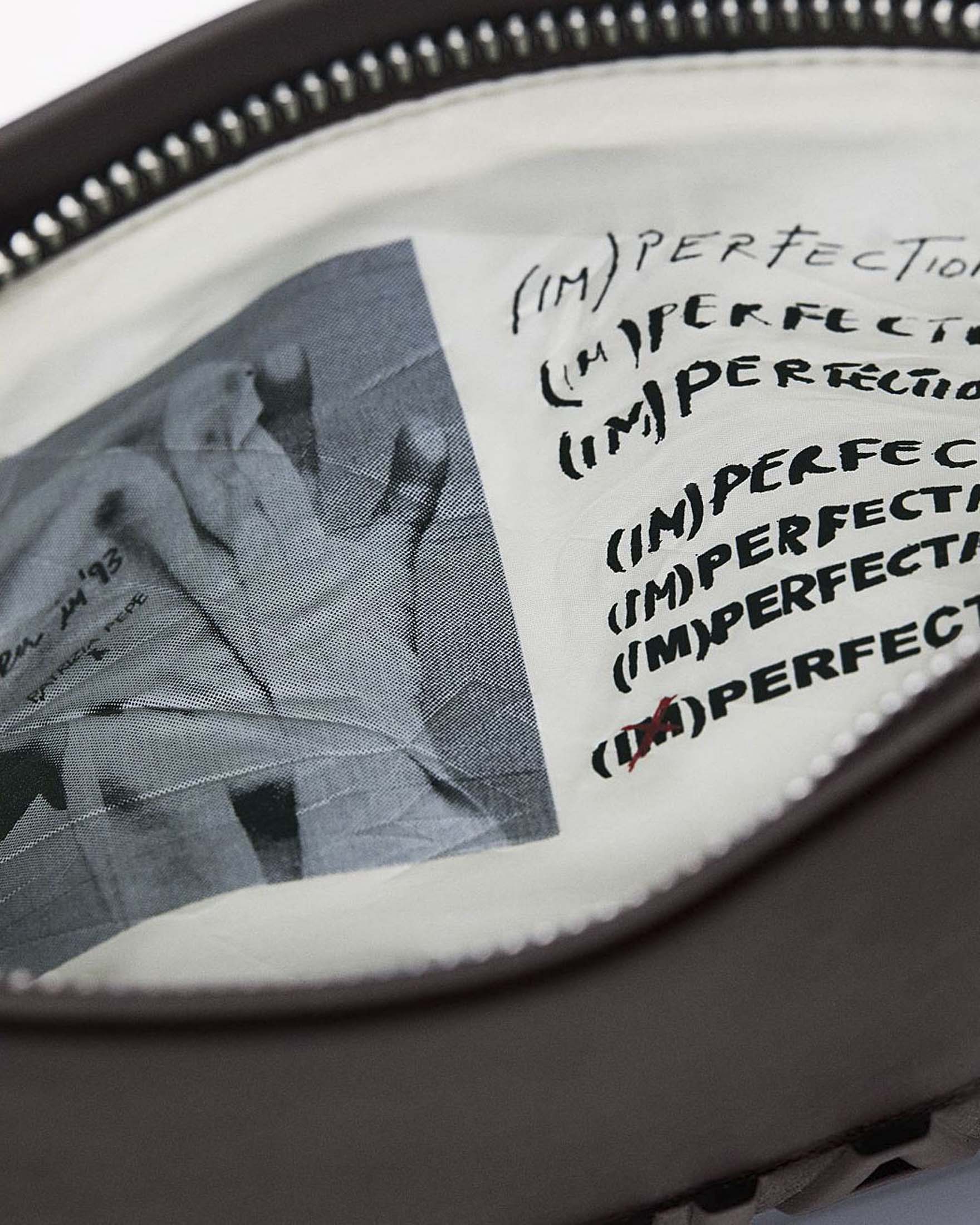 Maxi busta color testa di moro Patrizia Pepe (IM)PERFECTION in pelle liscia con scritta logo a rilievo e gancio per polso image