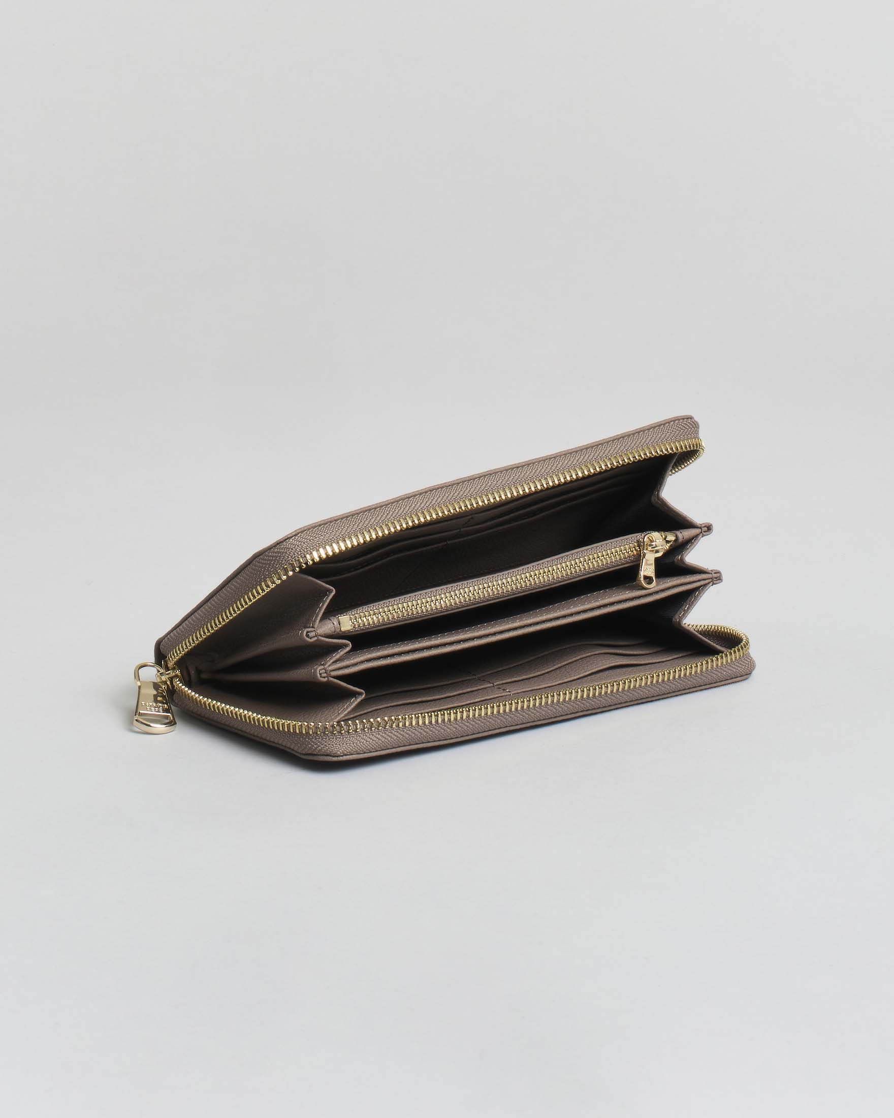 Portafoglio color taupe in pelle effetto martellato con scritta logo e cerniera