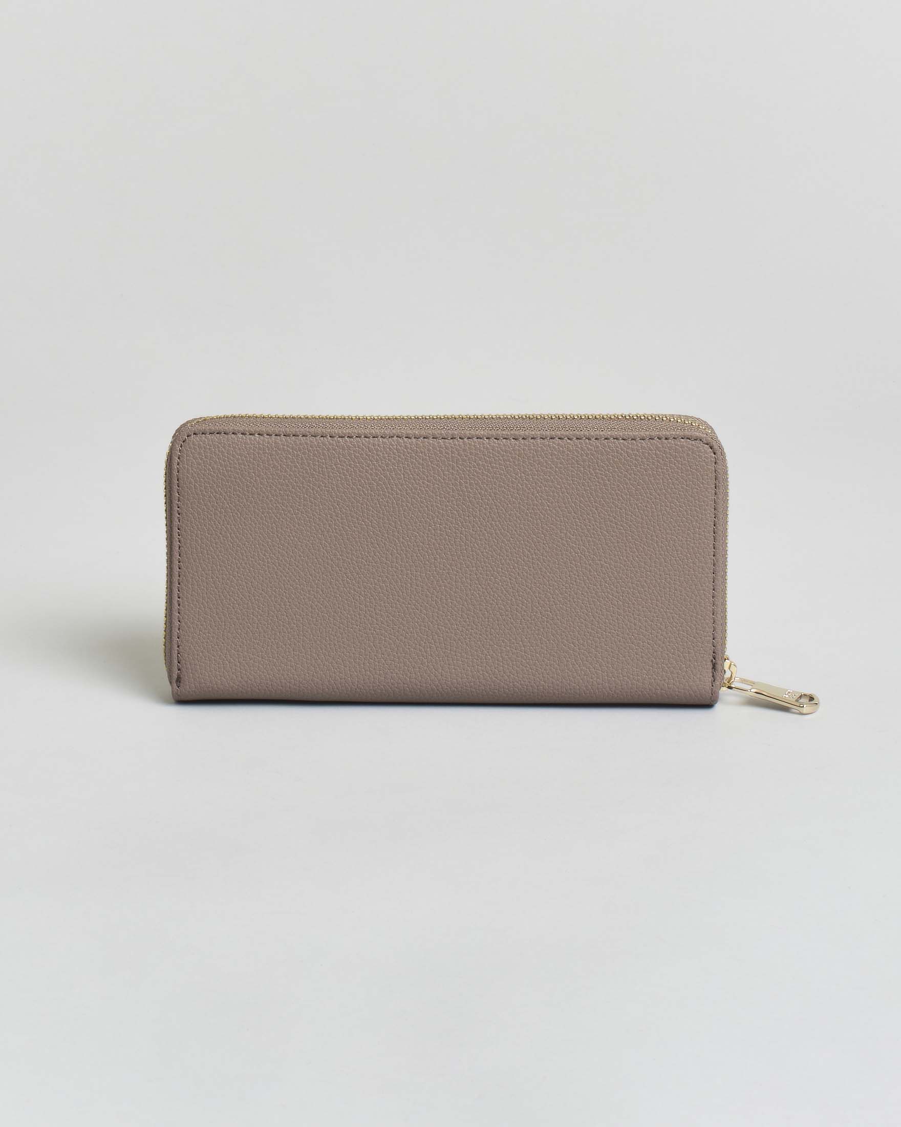 Portafoglio color taupe in pelle effetto martellato con scritta logo e cerniera