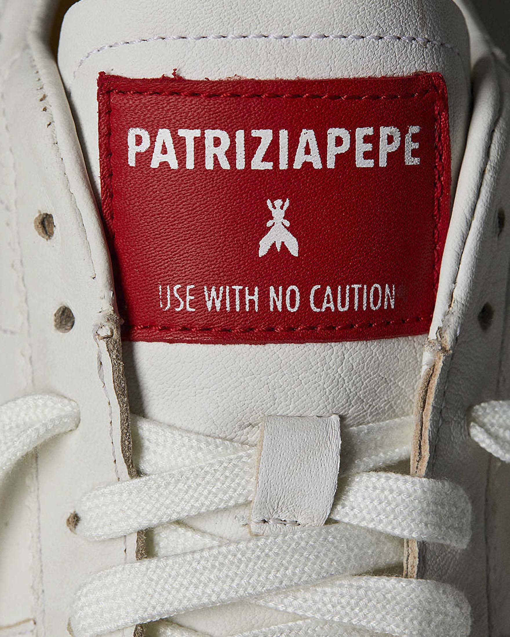 Sneakers bianche in pelle Patrizia Pepe con finiture a contrasto di colore bordeaux e scritte laterali