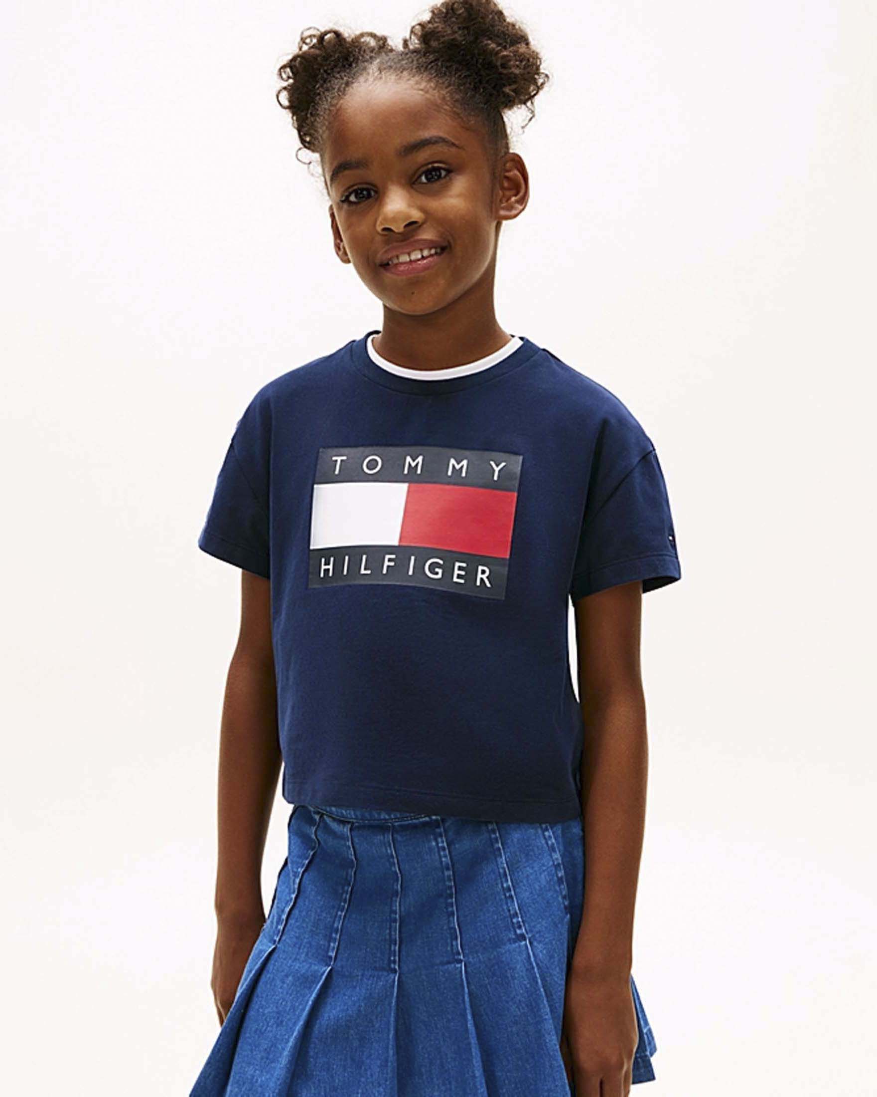 T-shirt blu Tommy Hilfiger con maxi bandiera logo