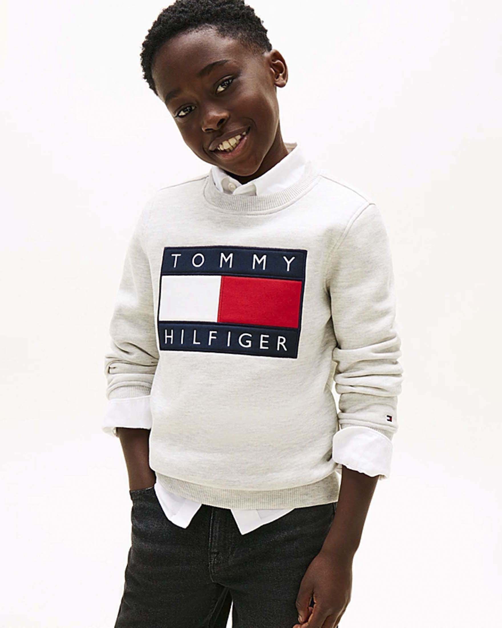 Felpa girocollo Tommy Hilfiger grigia in puro cotone con maxi bandiera logo