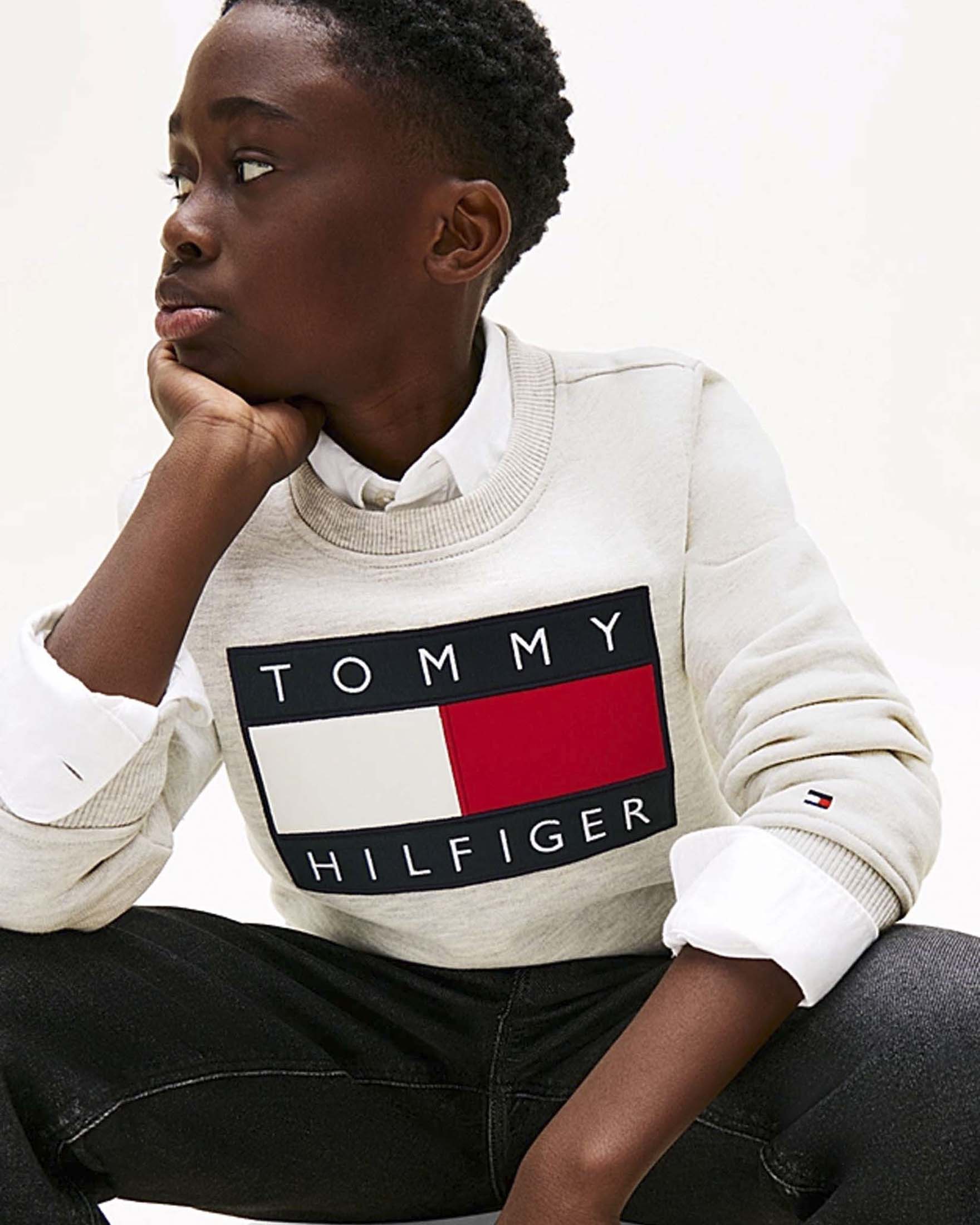 Felpa girocollo Tommy Hilfiger grigia in puro cotone con maxi bandiera logo image