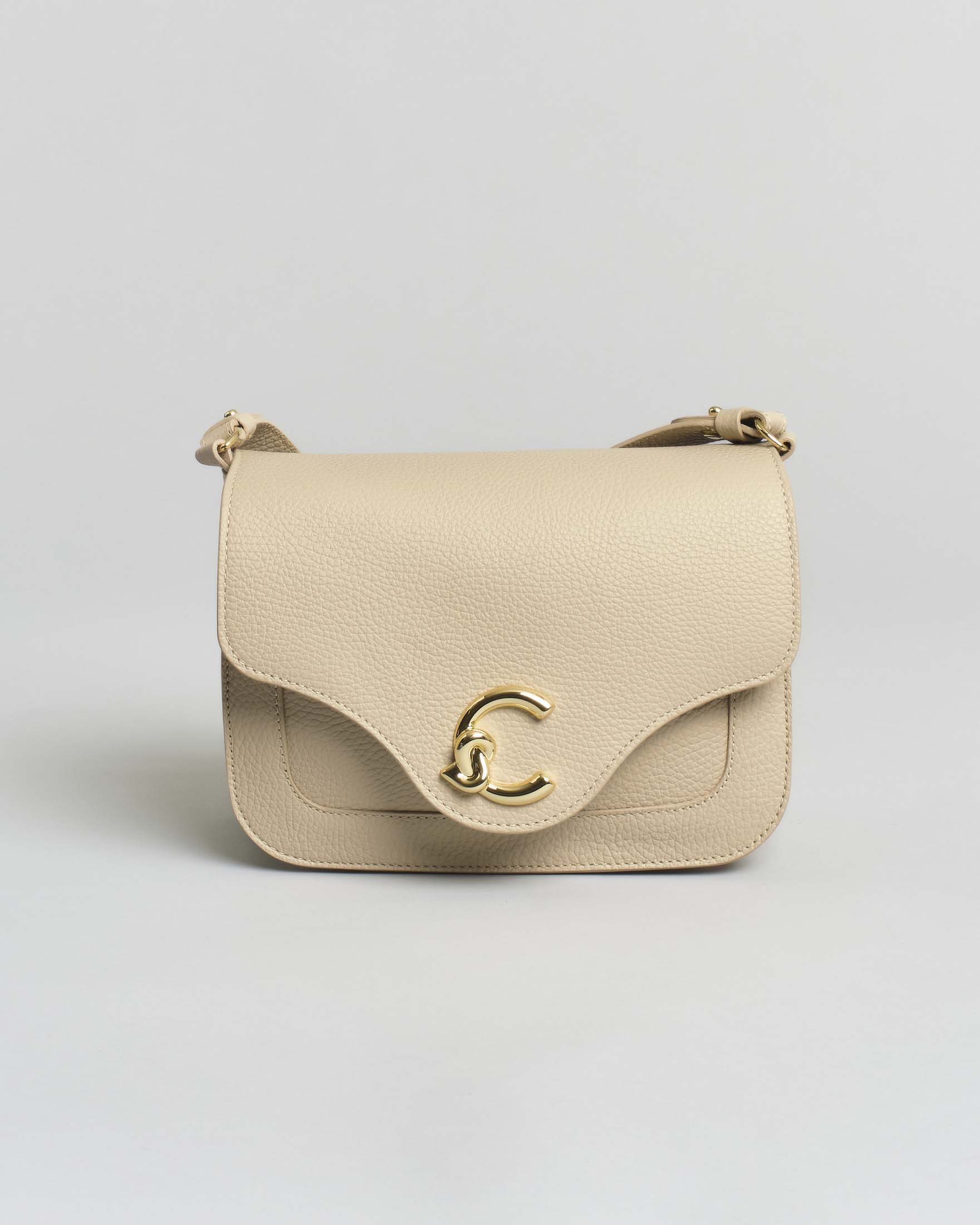 Borsa a tracolla C-ME Small beige in pelle martellata con logo dorato frontale