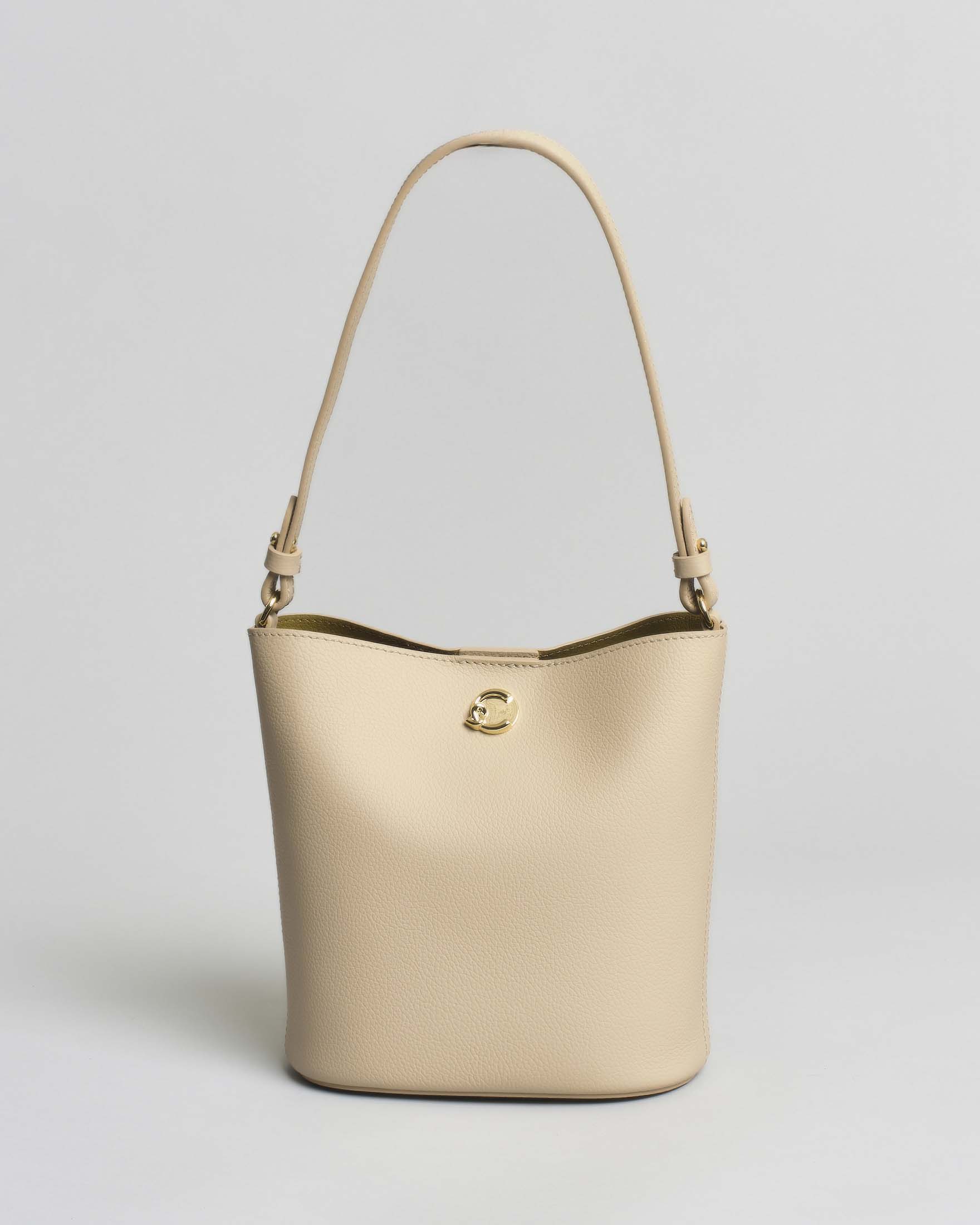 Borsa a secchiello Nikla Small in pelle beige martellata con manico e tracolla removibili