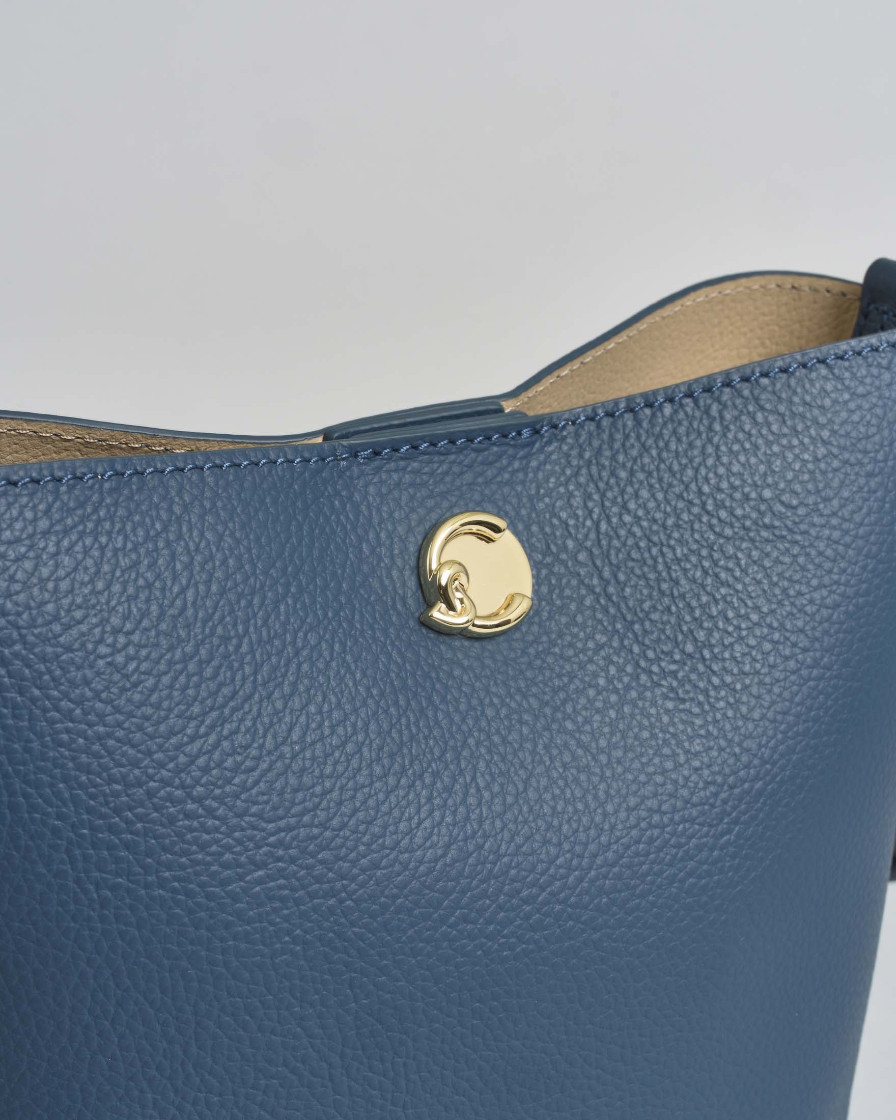 Borsa a secchiello Coccinelle Nikla Small in pelle martellata ottanio con manico e tracolla removibili image