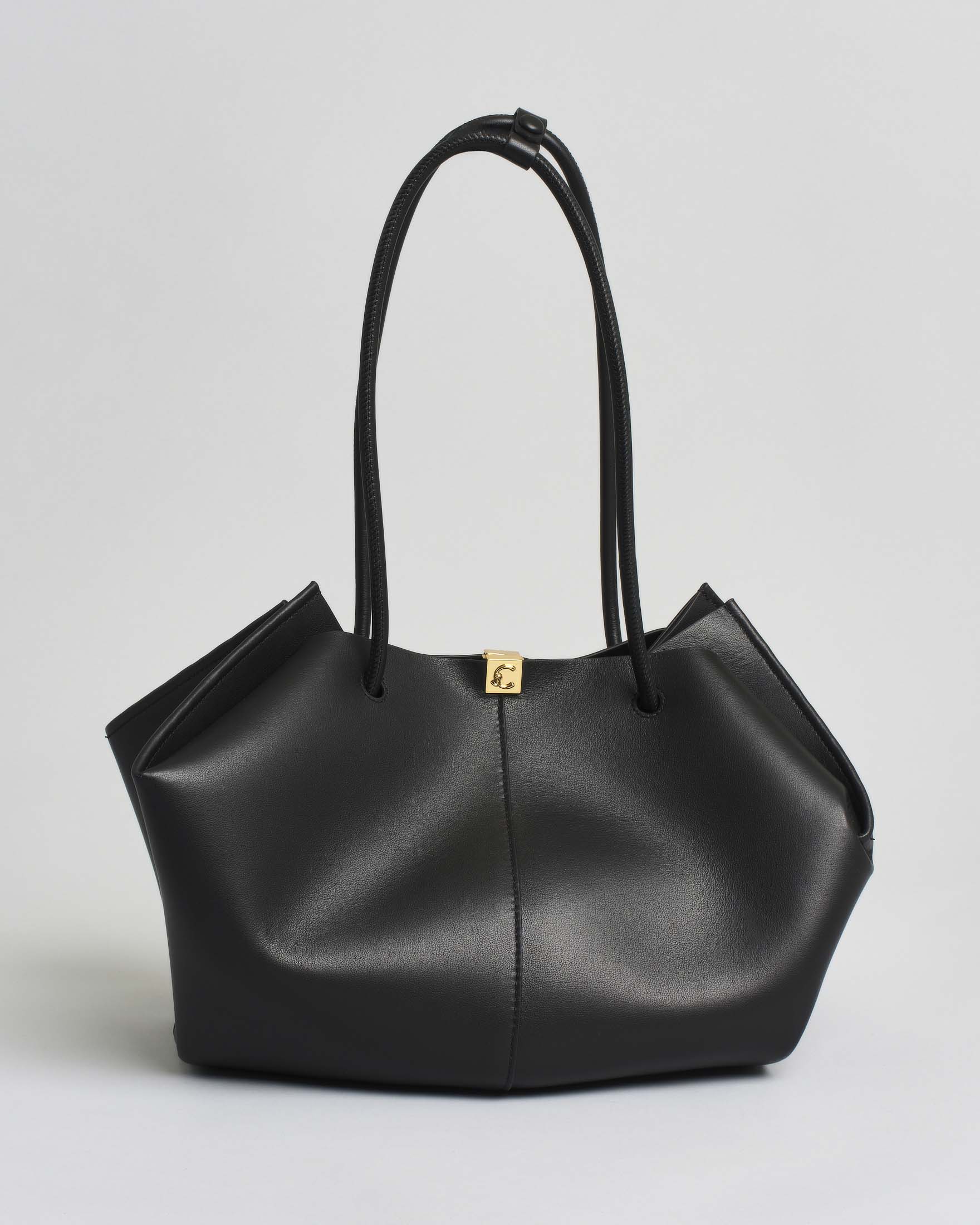 Shopping Bag nera in pelle liscia con manici regolabili e chiusura magnetica con logo
