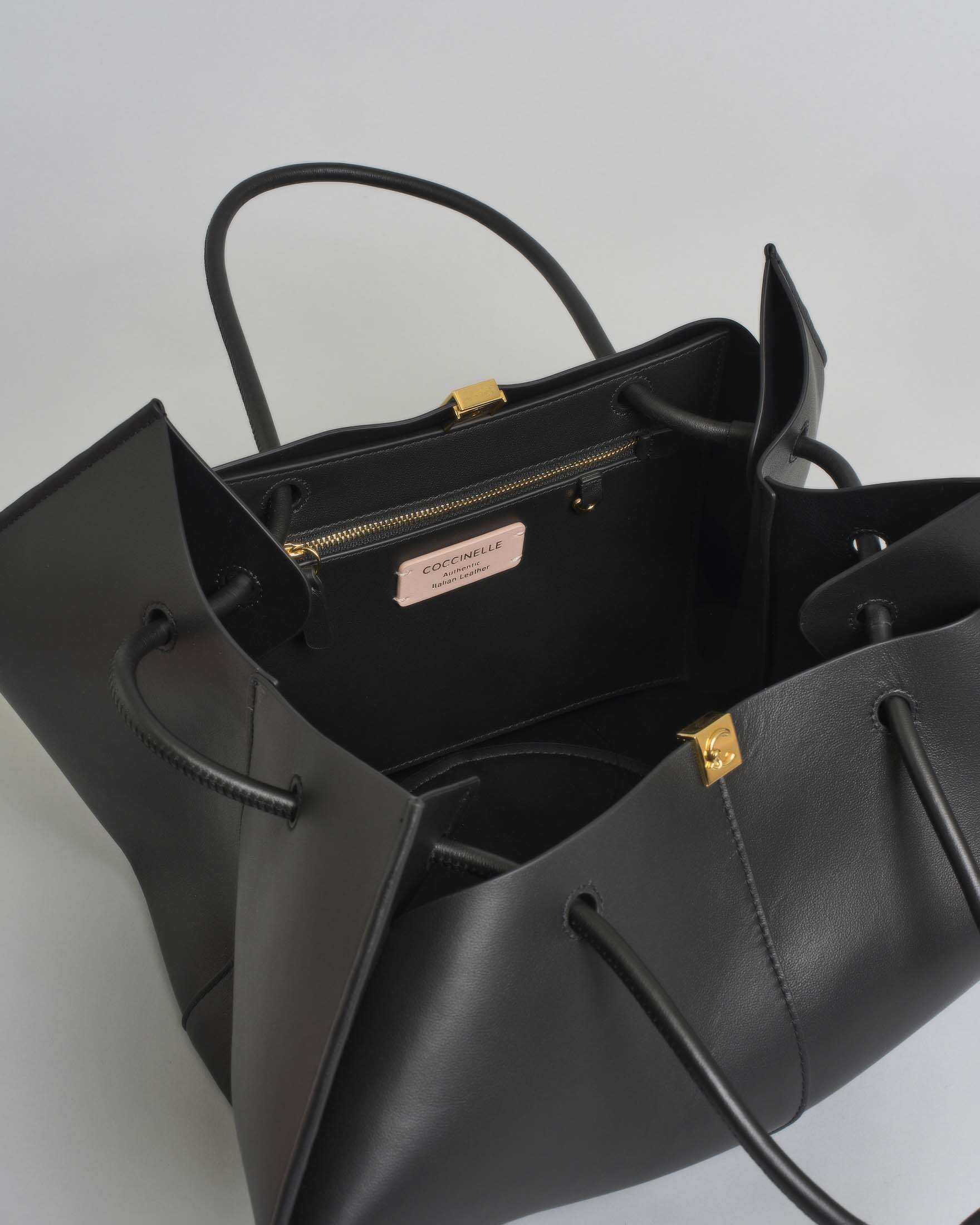 Shopping Bag Coccinelle nera in pelle liscia con manici regolabili e chiusura magnetica con logo image