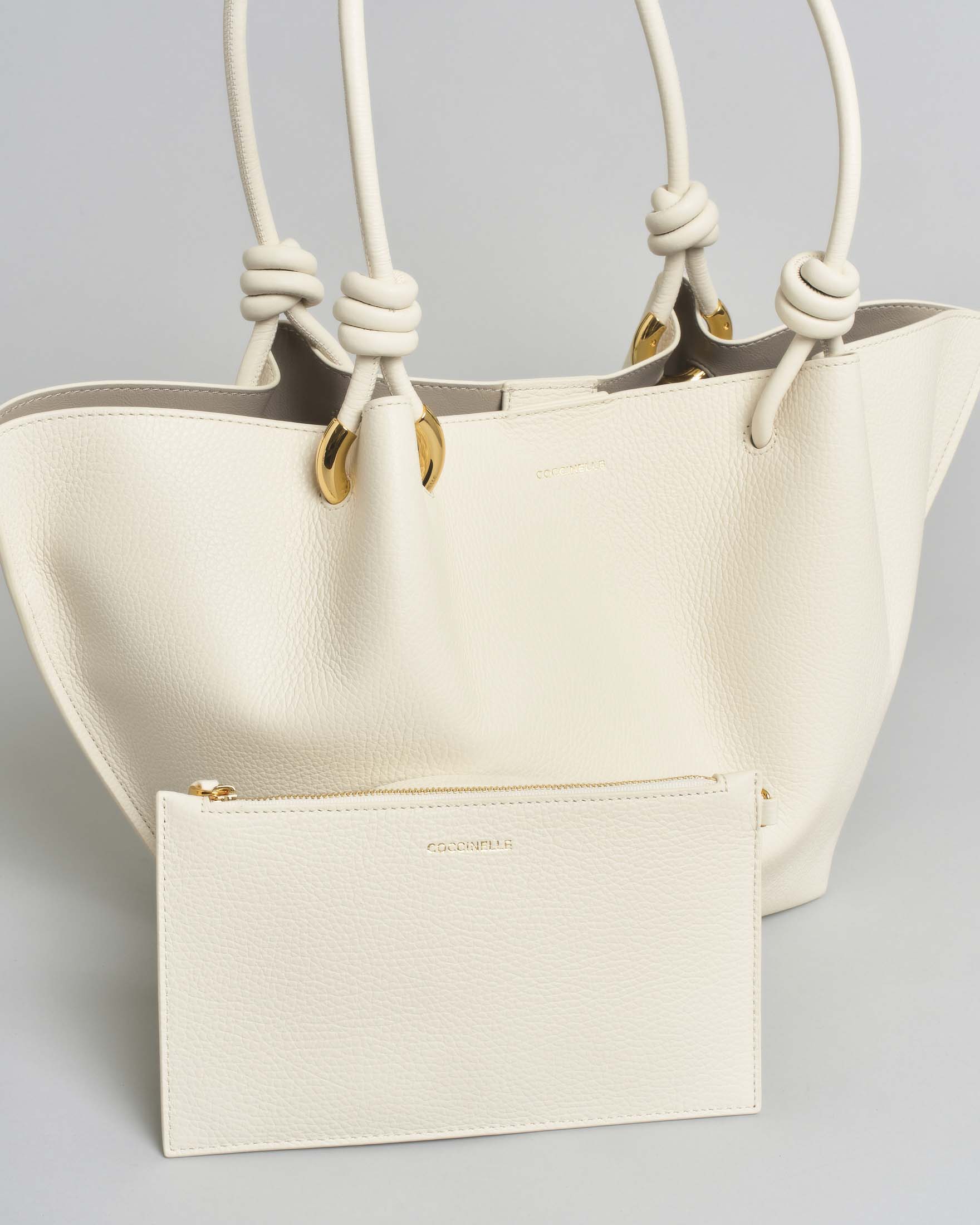 Borsa a mano Coccinelle bianca in pelle granulata con manici e chiusura magnetica image