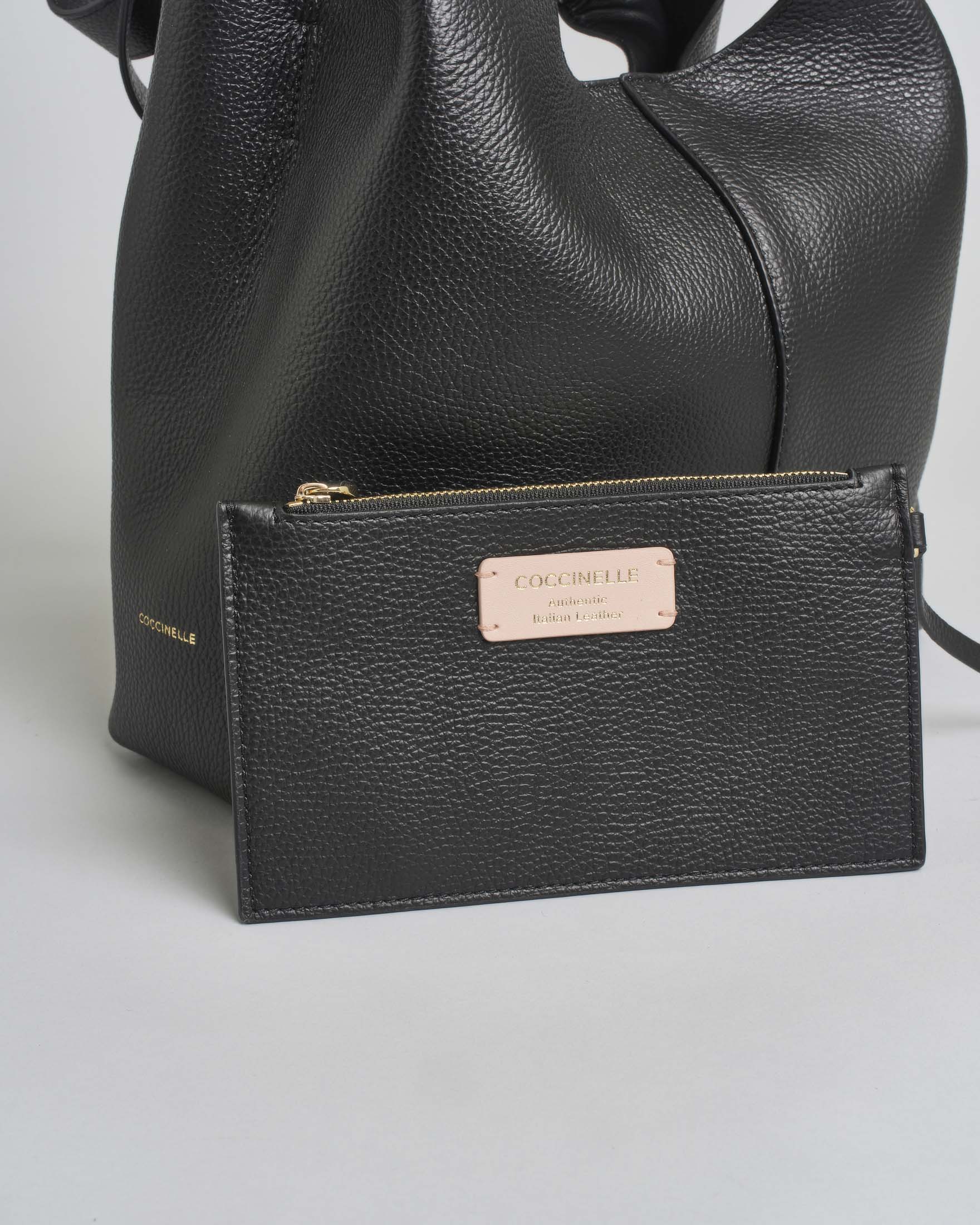 Borsa a spalla C-Easy Coccinelle in pelle martellata nera con manici e chiusura magnetica image