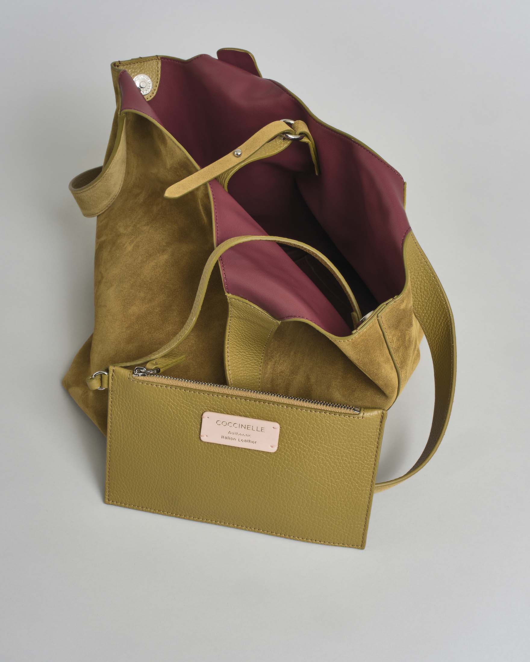 Borsa a spalla C-Easy Coccinelle in pelle scamosciata verde oliva con logo C-Me sul manico image