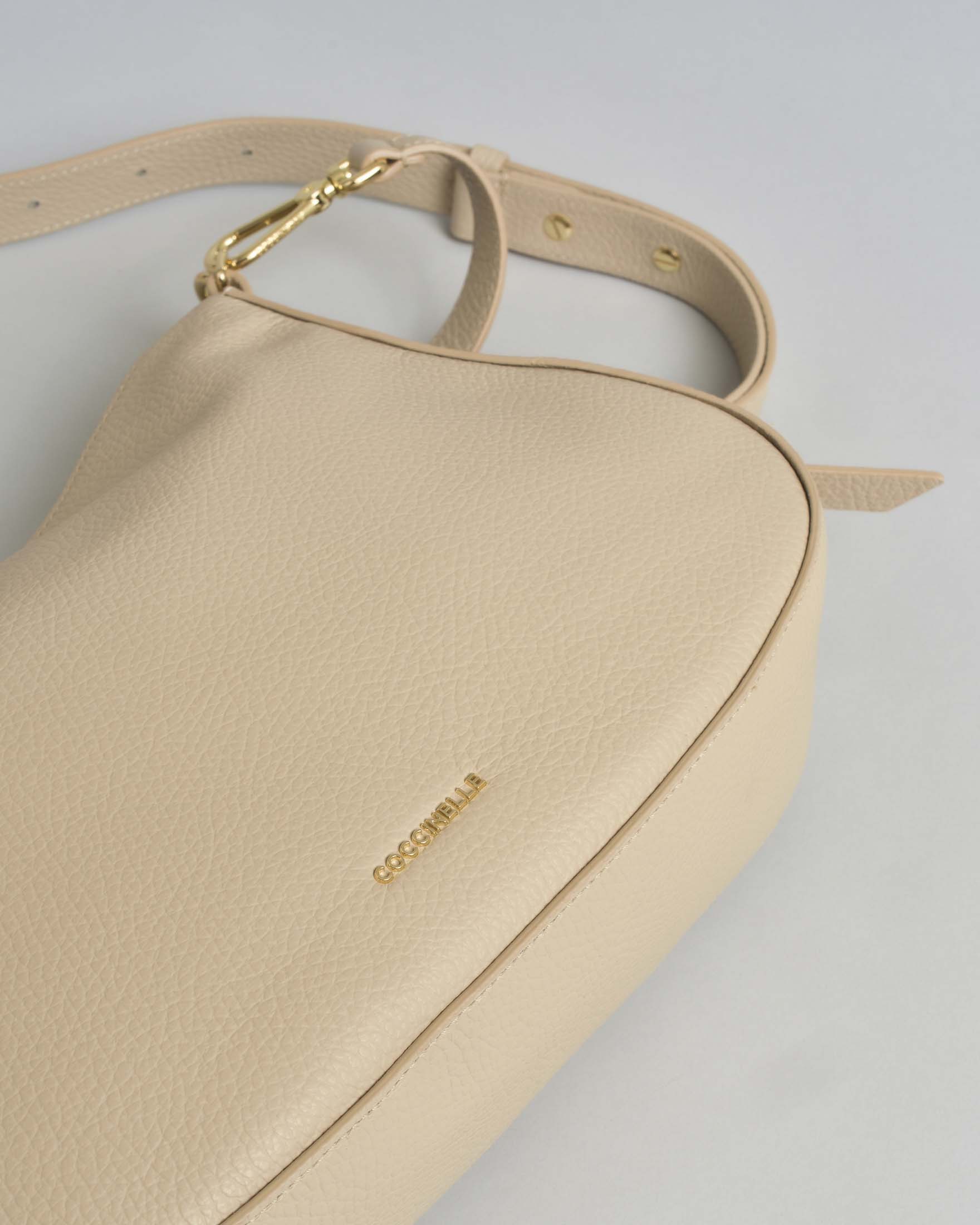 Borsa a spalla Nory Coccinelle in pelle granulata color sabbia con tracolla removibile image