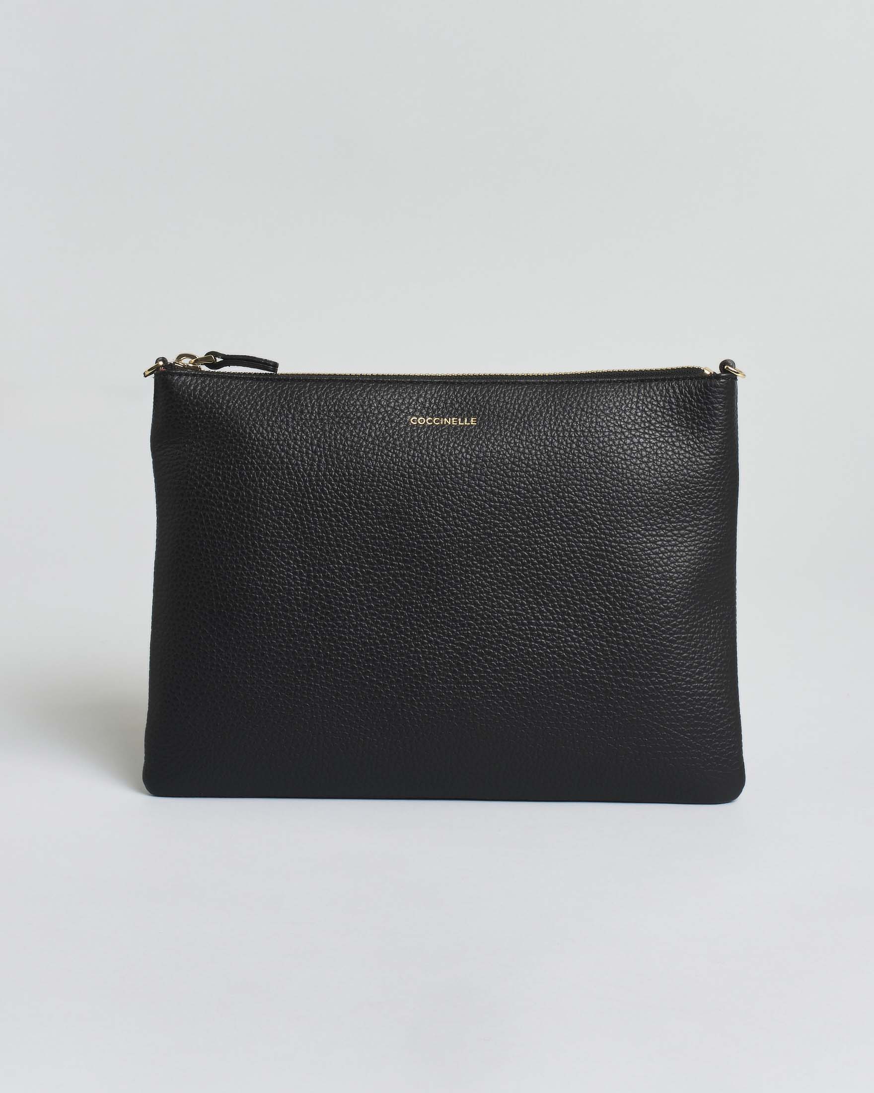 Borsa a tracolla piatta Best Coccinelle in pelle granulata nera con tracolla removibile