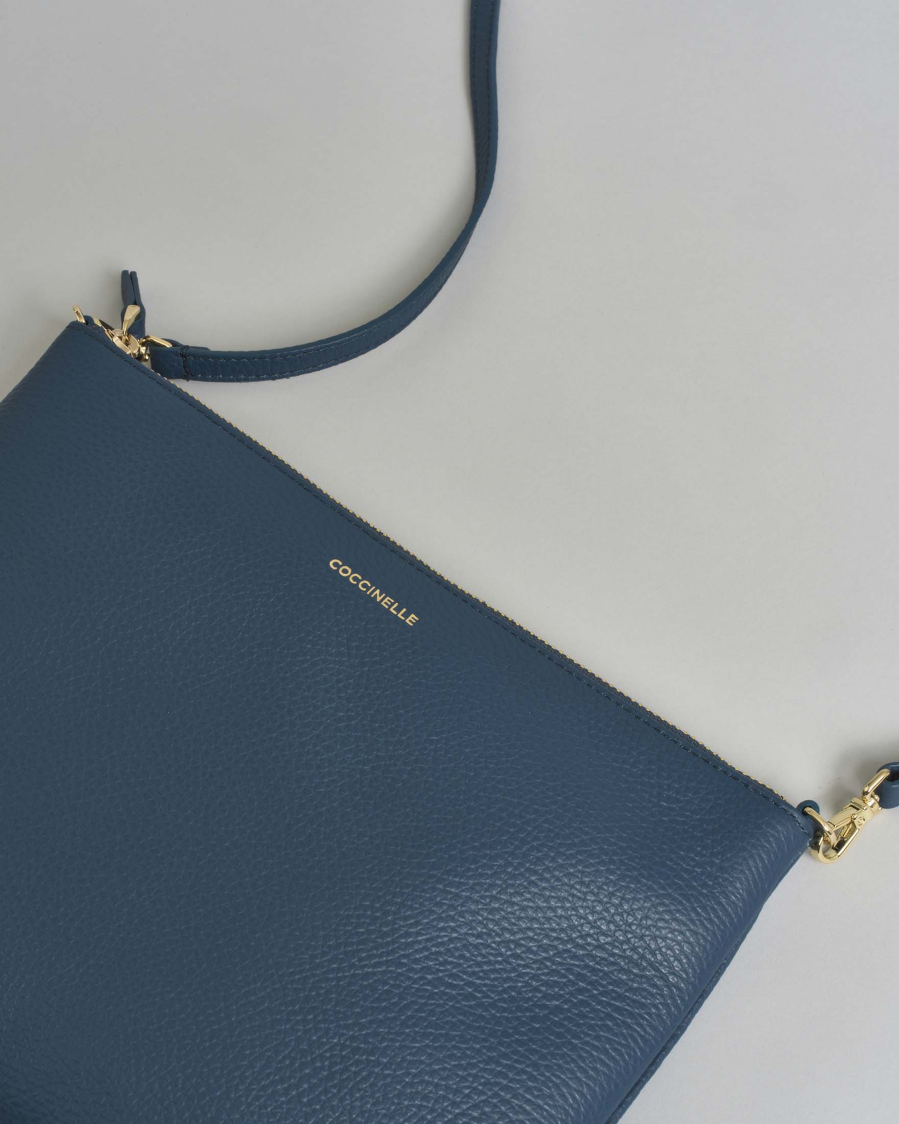 Borsa a tracolla piatta Best Coccinelle in pelle granulata color ottanio con tracolla removibile image