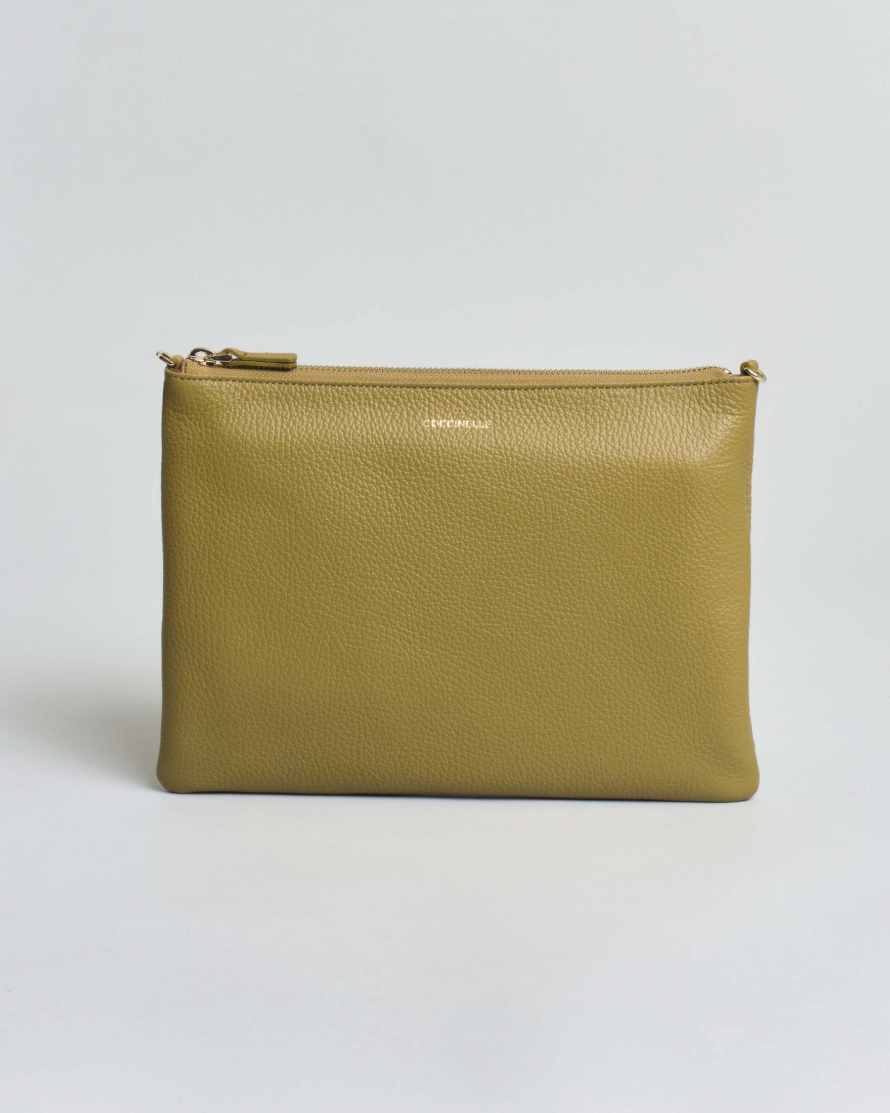 Borsa a tracolla piatta Best Coccinelle in pelle granulata verde oliva con tracolla removibile