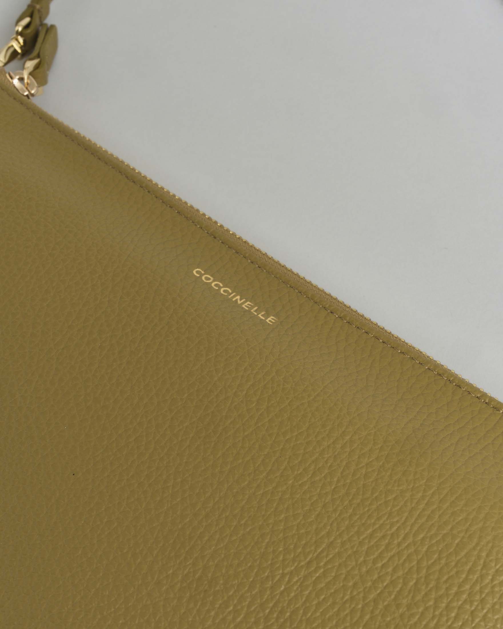 Borsa a tracolla piatta Best Coccinelle in pelle granulata verde oliva con tracolla removibile image