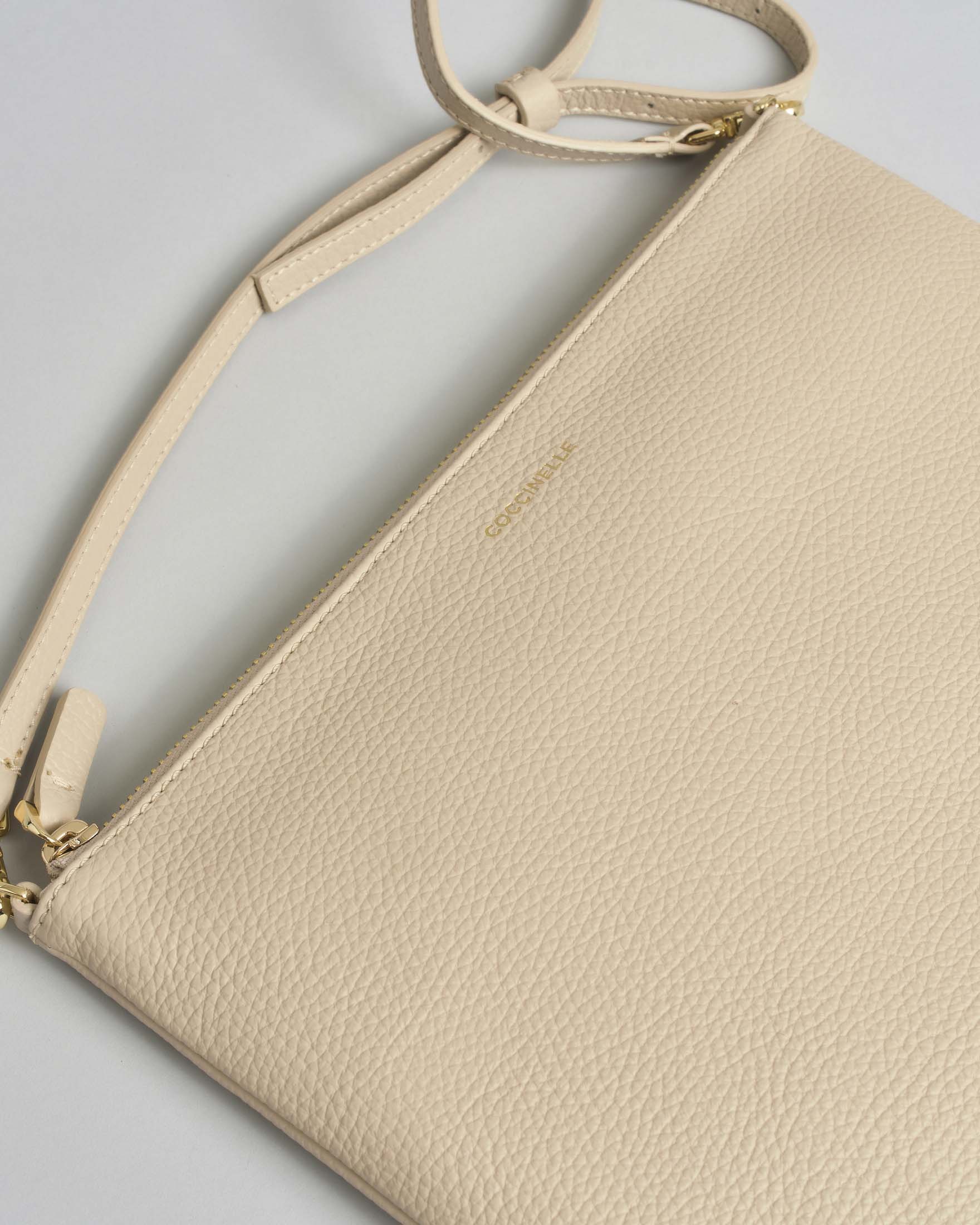 Borsa a tracolla piatta Best Coccinelle in pelle granulata beige con tracolla removibile image